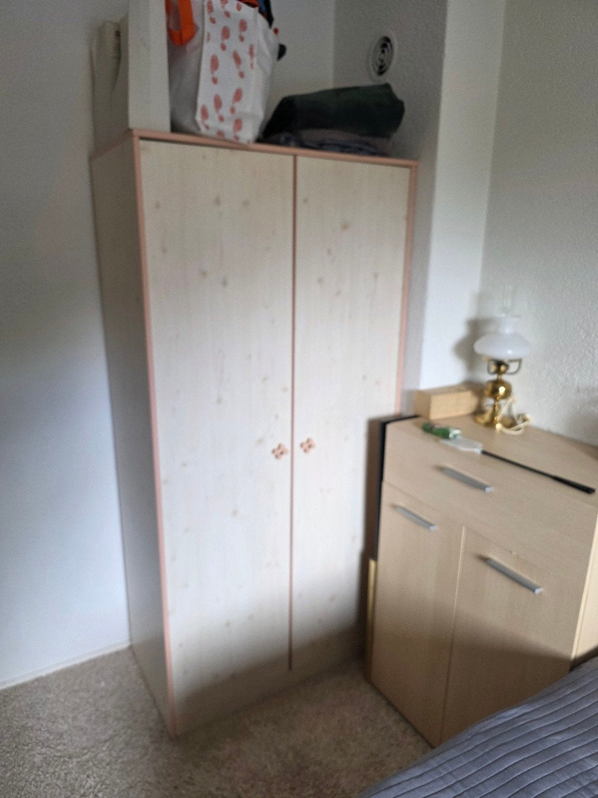 Kledingkast met bijpassend nachtkastje, Huis en Inrichting, Gebruikt, 50 tot 100 cm, 150 tot 200 cm, Overige houtsoorten