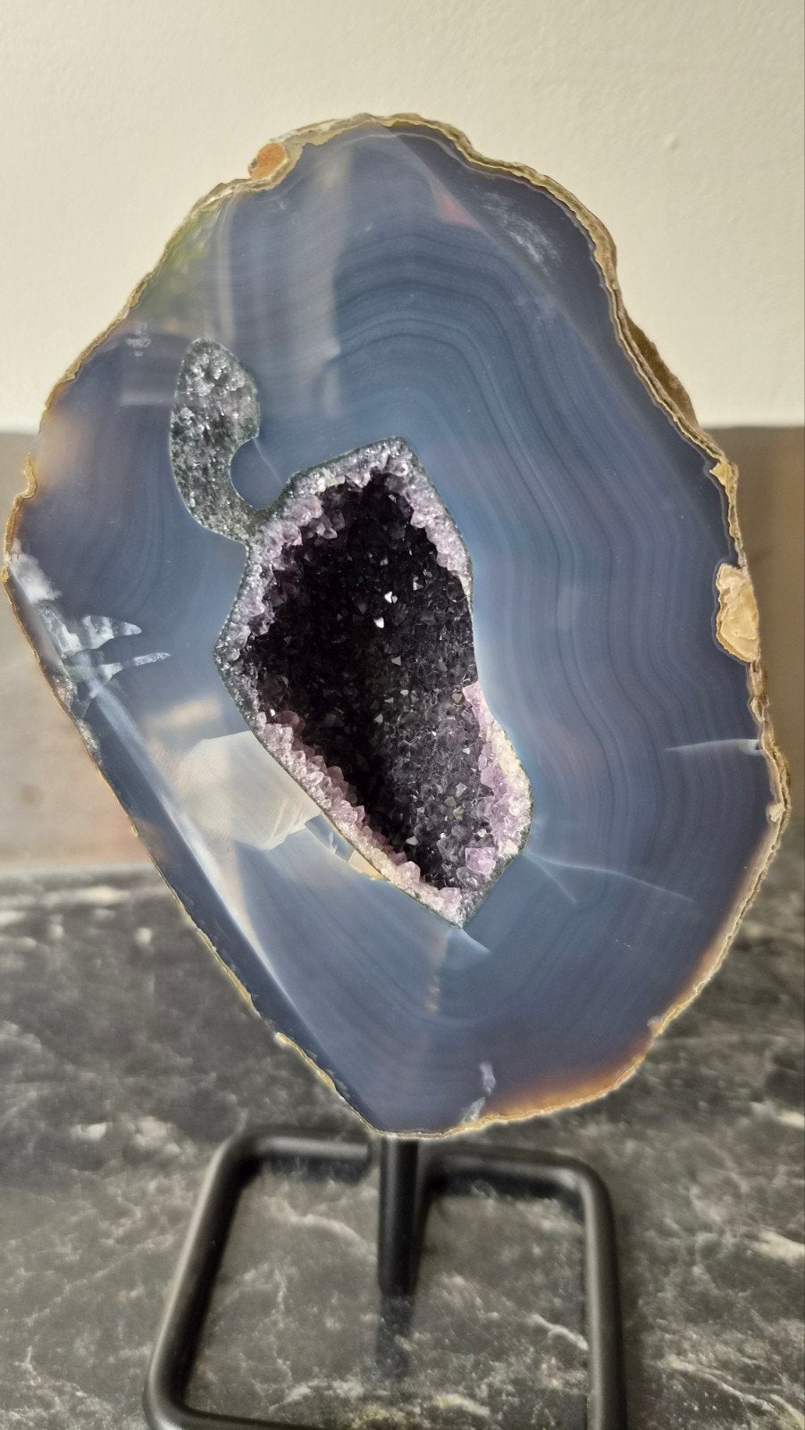 Agaat geode met donkerpaarse amethist op standaard, Ophalen of Verzenden, Mineraal