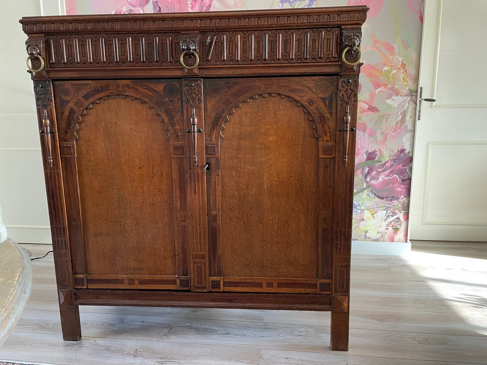 Antieke eikenhouten kast met lade en leeuwenkoppen, Ophalen