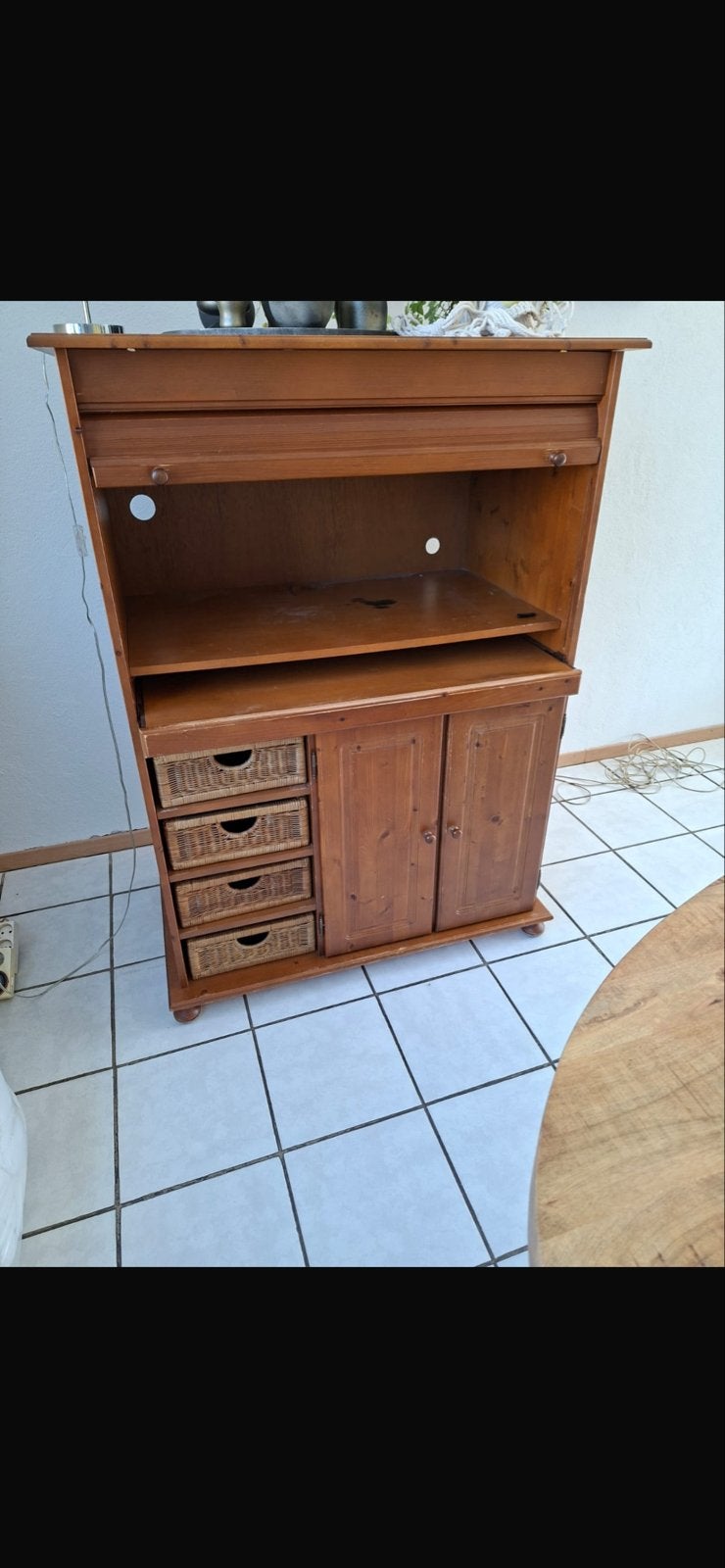 Gratis in Olst! Houten (computer) kast met rieten mandjes, Ophalen, Gebruikt