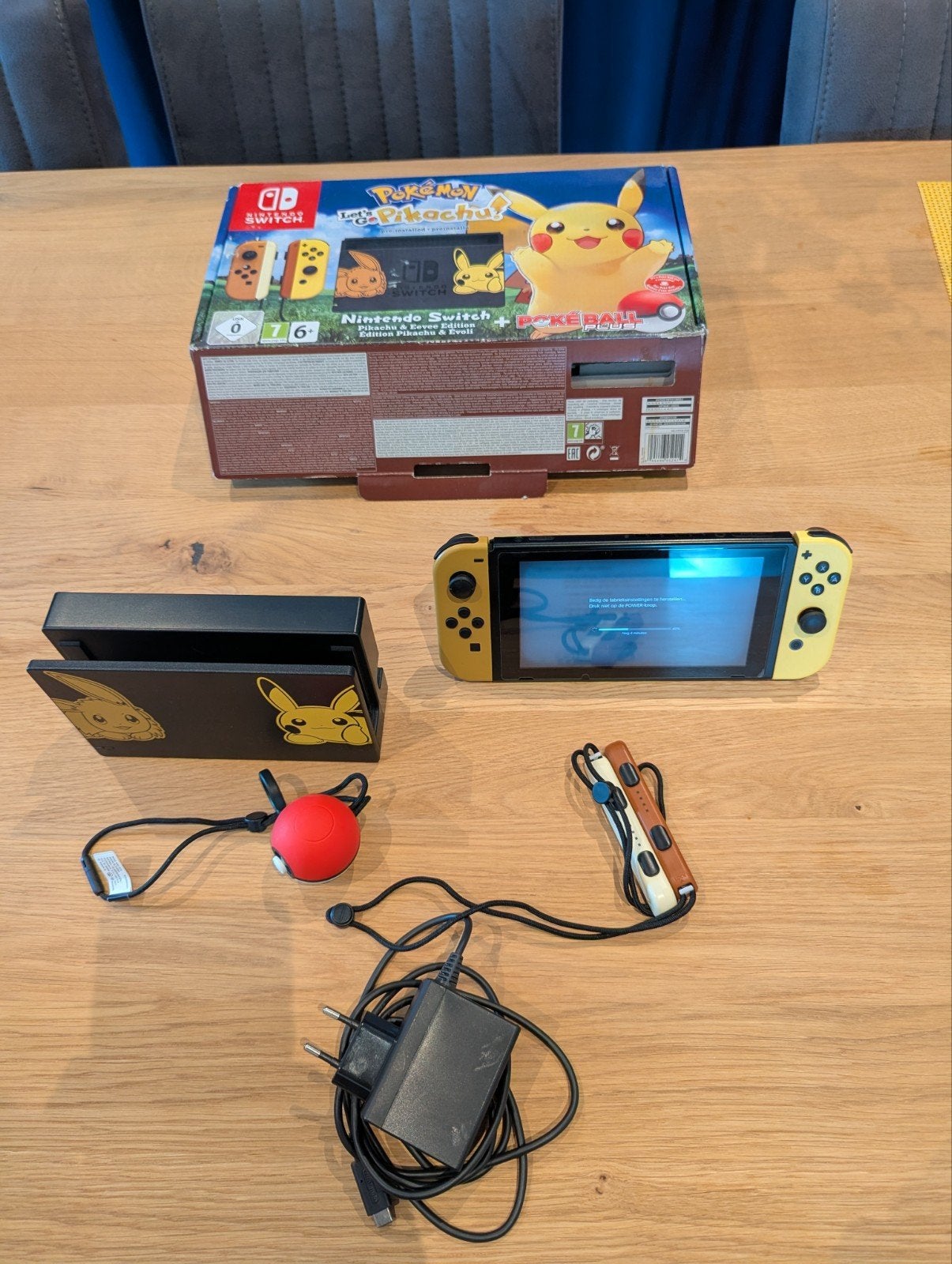 Nintendo Switch Let's Go Pikachu Eevee Edition, Ophalen of Verzenden, Zo goed als nieuw, Met 1 controller, Switch Original