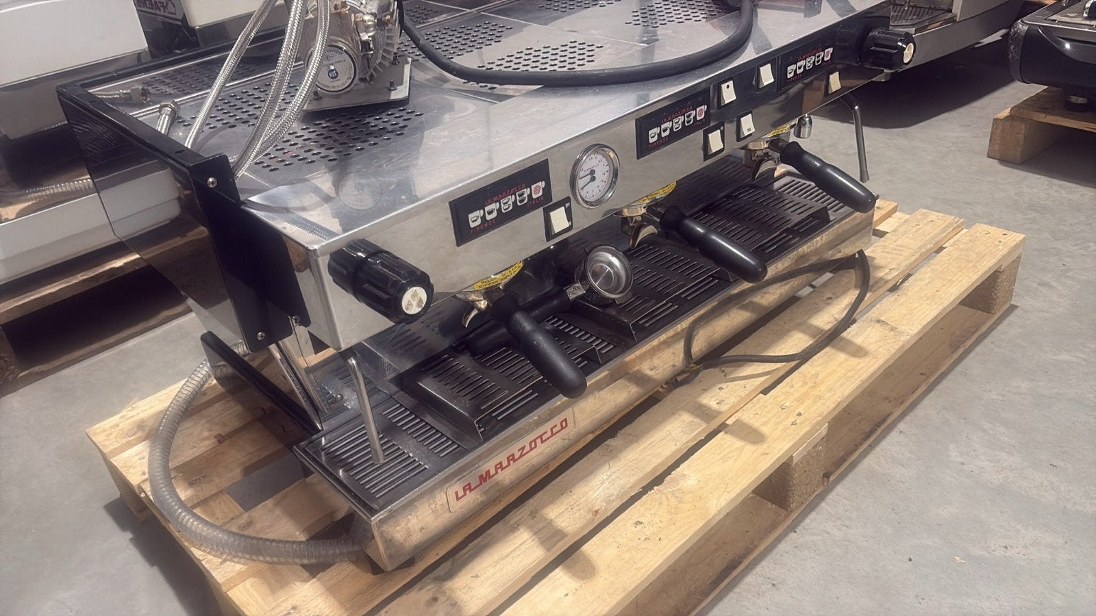 La Marzocco Linea 3-groeps Koffiemachine - Uitstekende Staat, Espresso apparaat, 10 kopjes of meer, Zo goed als nieuw, Gemalen koffie