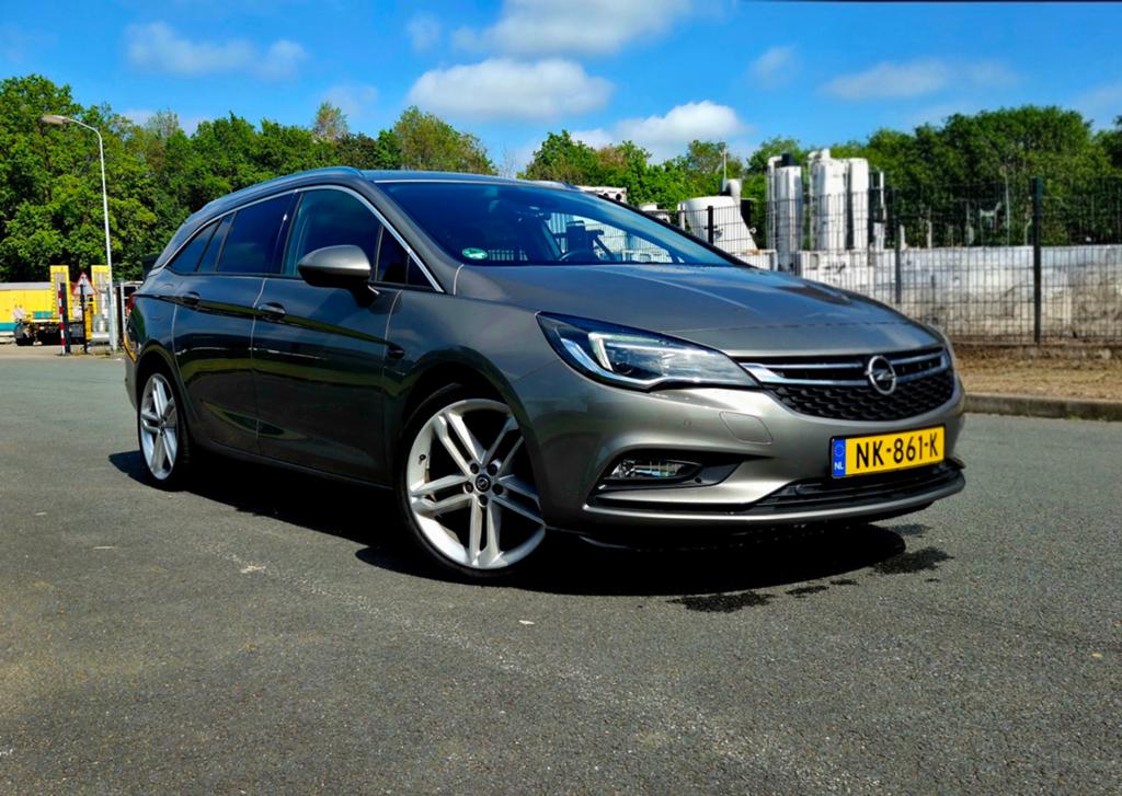 Opel Astra 1.4 Turbo 150pk SportsTourer+ 2017 - BOVAG 2e Eig, Auto's, Opel, Zwart, 4 cilinders, 150 pk, Leder en Stof