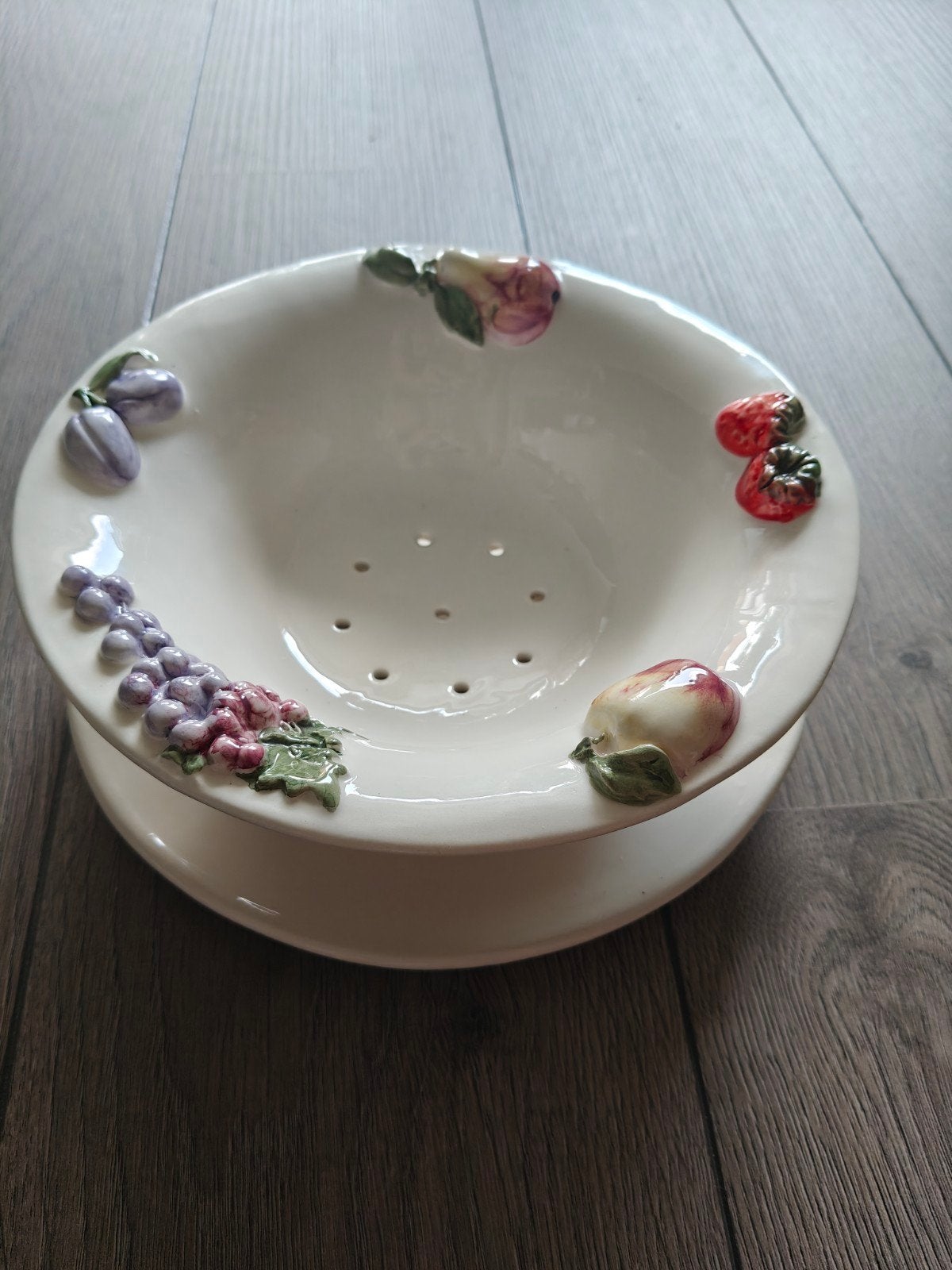 Fruitschaal met afwateringsgaten en schotel, keramiek, Overige typen, Ophalen of Verzenden, Zo goed als nieuw, Steen/keramiek