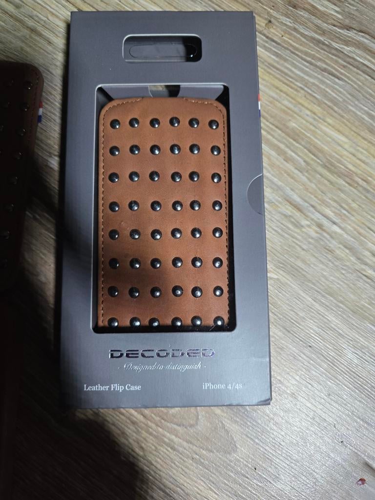 Decoded Leren Flip Case voor iPhone 4/4S - Bruin met studs, Ophalen of Verzenden, Nieuw, IPhone 4, Hoesje of Tasje