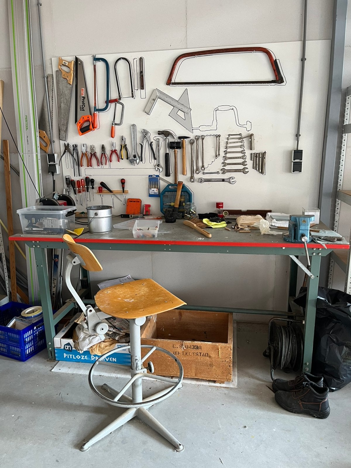 Werktafel met stoel en schroefbank, Ophalen, Gebruikt