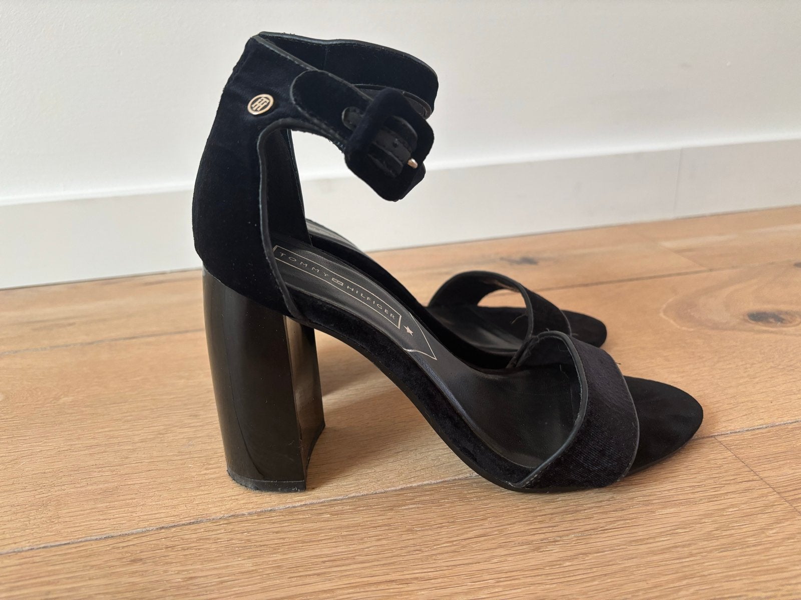 Tommy Hilfiger Hakken Maat 38 - Zwart, Ophalen of Verzenden, Zo goed als nieuw, Zwart, Pumps