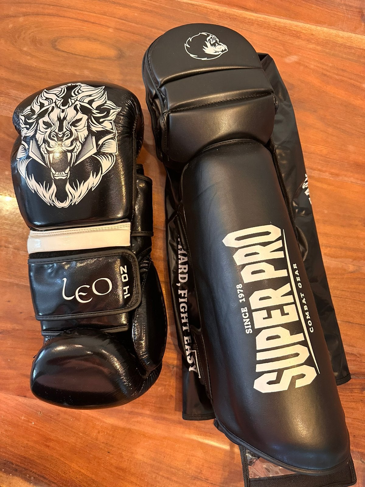 Kickboks set handschoenen 14oz en scheenbeschermers L, Ophalen of Verzenden, Nieuw, Overige, Vechtsportbescherming