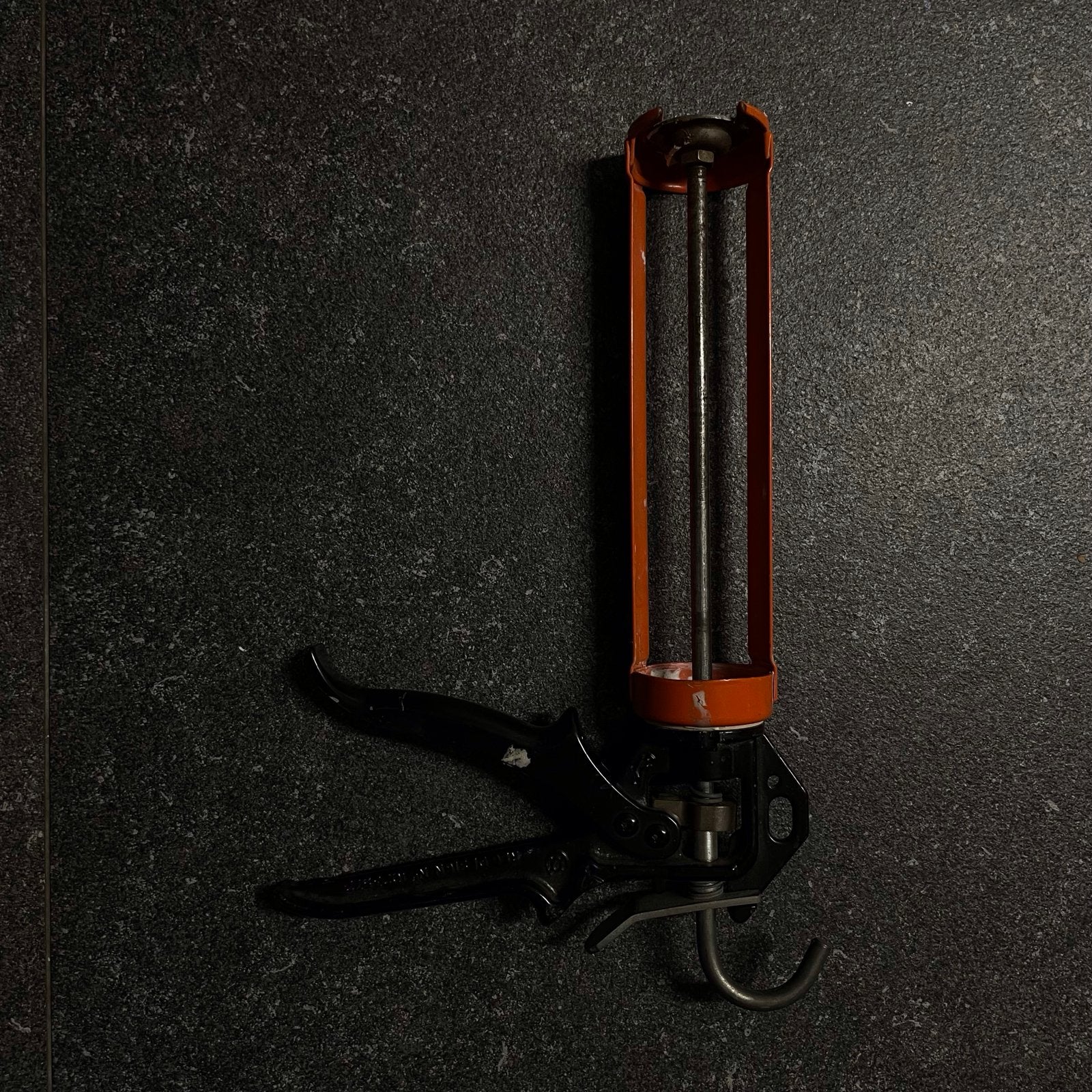 Kitspuit - Oranje en Zwart, Doe-het-zelf en Verbouw, Gereedschap | Handgereedschap, Ophalen, Gebruikt, Kitspuit, Overige merken