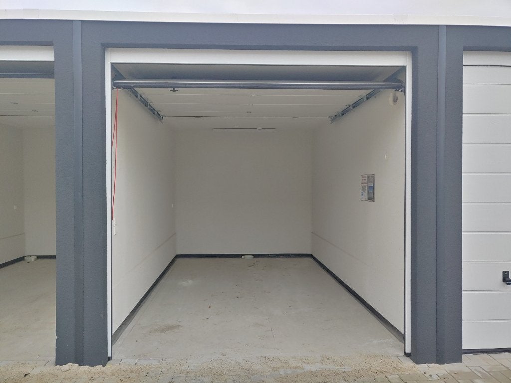 Te Huur 18m2 garagebox, bedrijfsruimte in Borne, Huizen en Kamers, Garages en Parkeerplaatsen, Overijssel