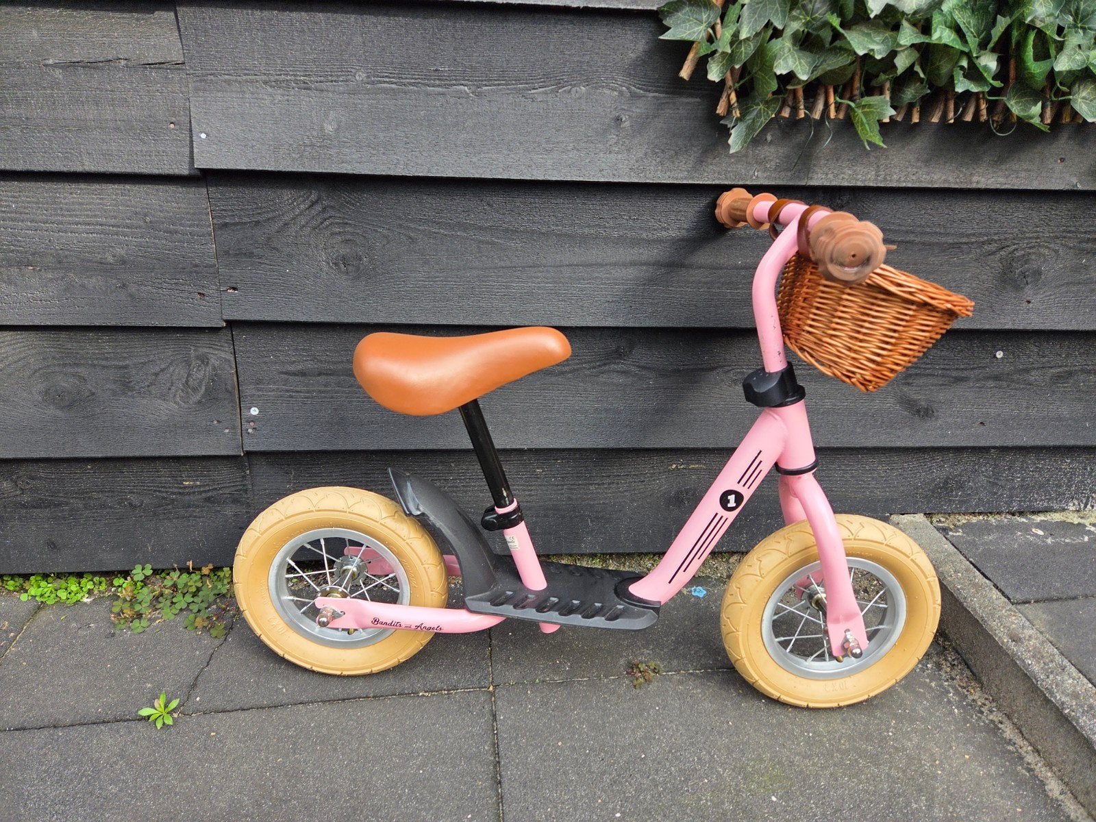 Roze loopfiets bandits and angels, Ophalen, Zo goed als nieuw, Loopfiets