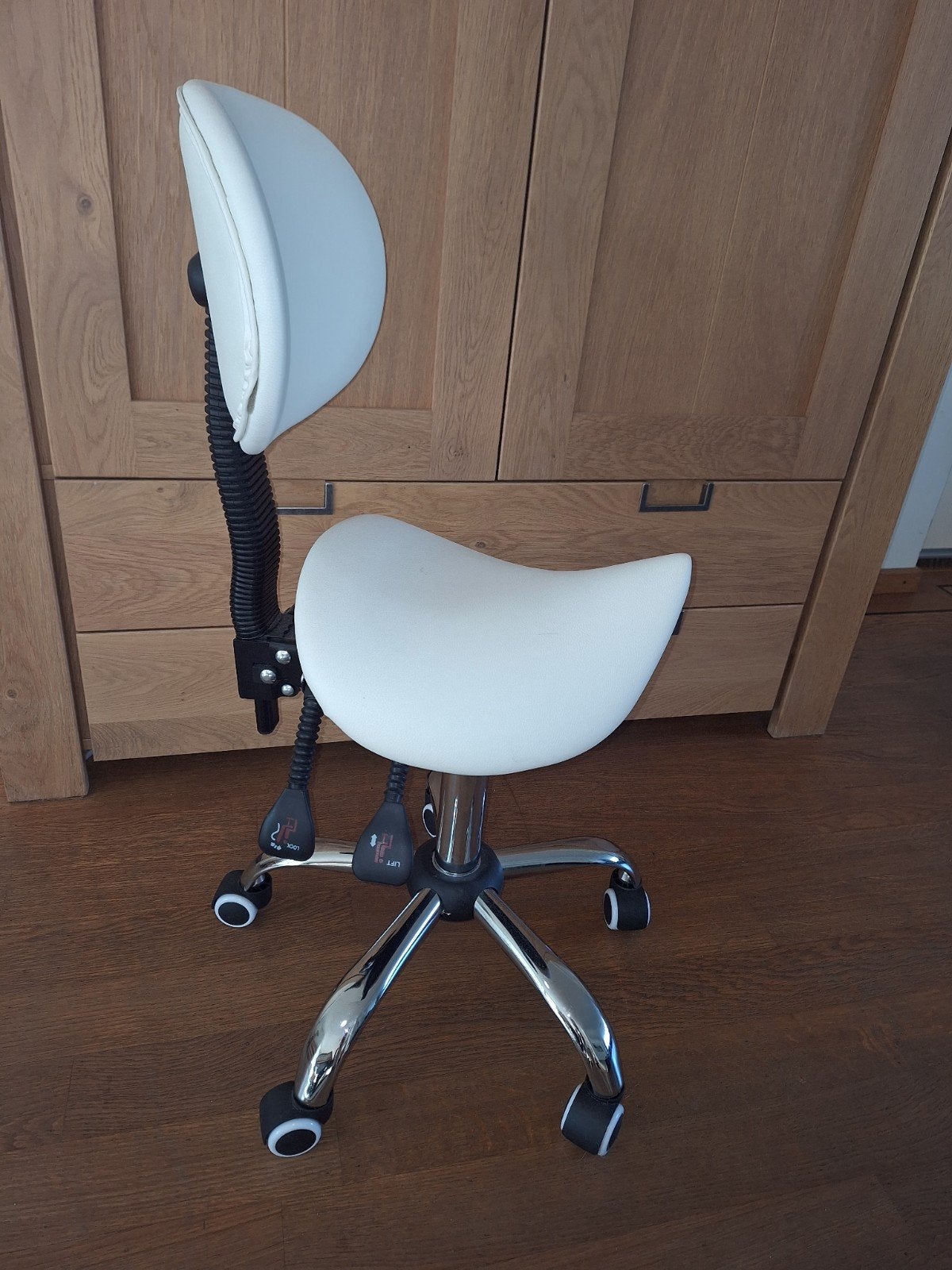 Salonstoel, Witte ergonomische zadelkruk met rugleuning, Wit, Ophalen of Verzenden, Zo goed als nieuw, Bureaukruk