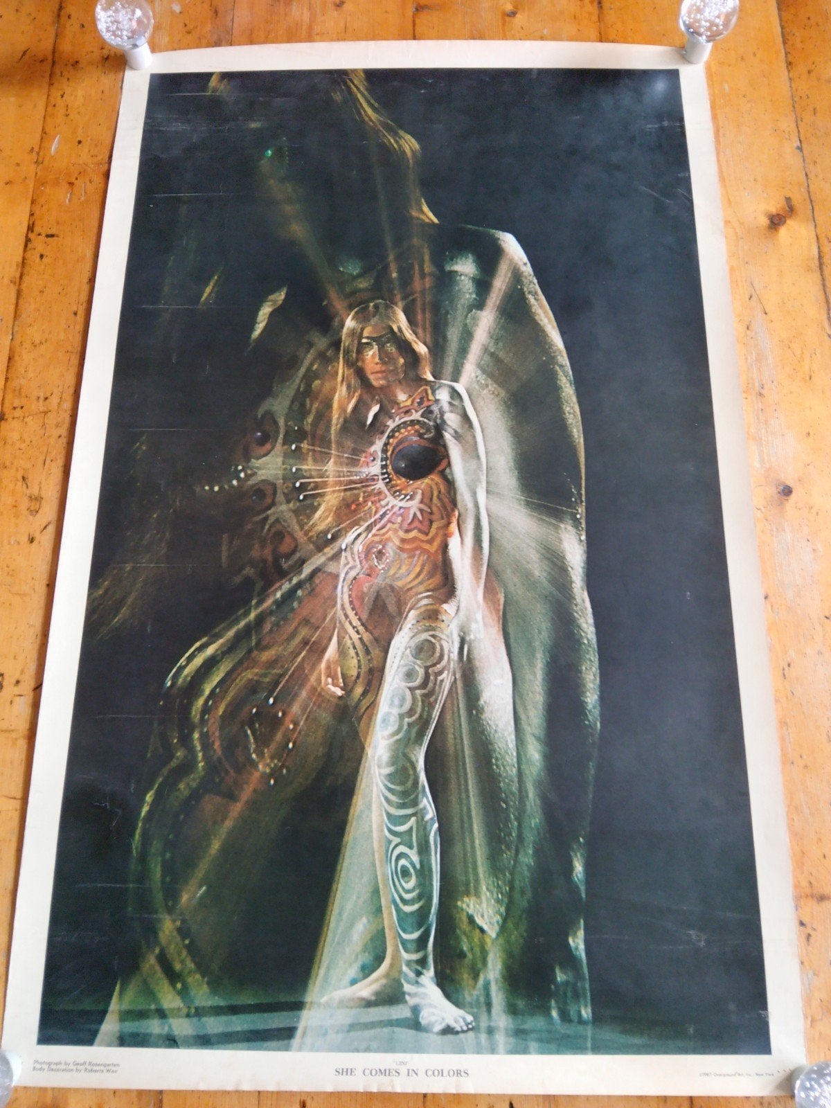 Vintage Poster Lexi She Comes in Colors 1967 Overground Art, Deurposter of groter, Ophalen of Verzenden, Overige onderwerpen, Rechthoekig Staand
