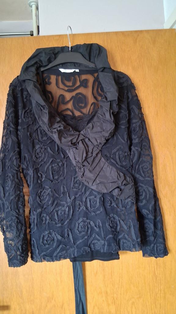 Elegante zwarte damesblouse met rozenprint en uniek halsdeta, Kleding | Dames, Zwart, Maat 46/48 (XL) of groter, Ophalen of Verzenden