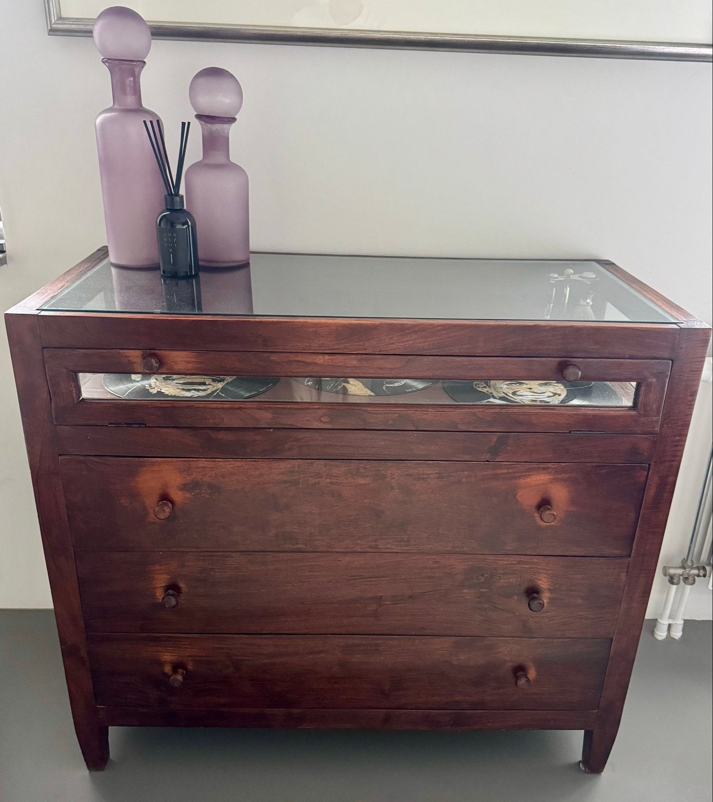 Houten ladekast/commode met glazen blad / Matthews&Brothers, Huis en Inrichting, Ophalen, Gebruikt, Koloniaal, 50 tot 100 cm