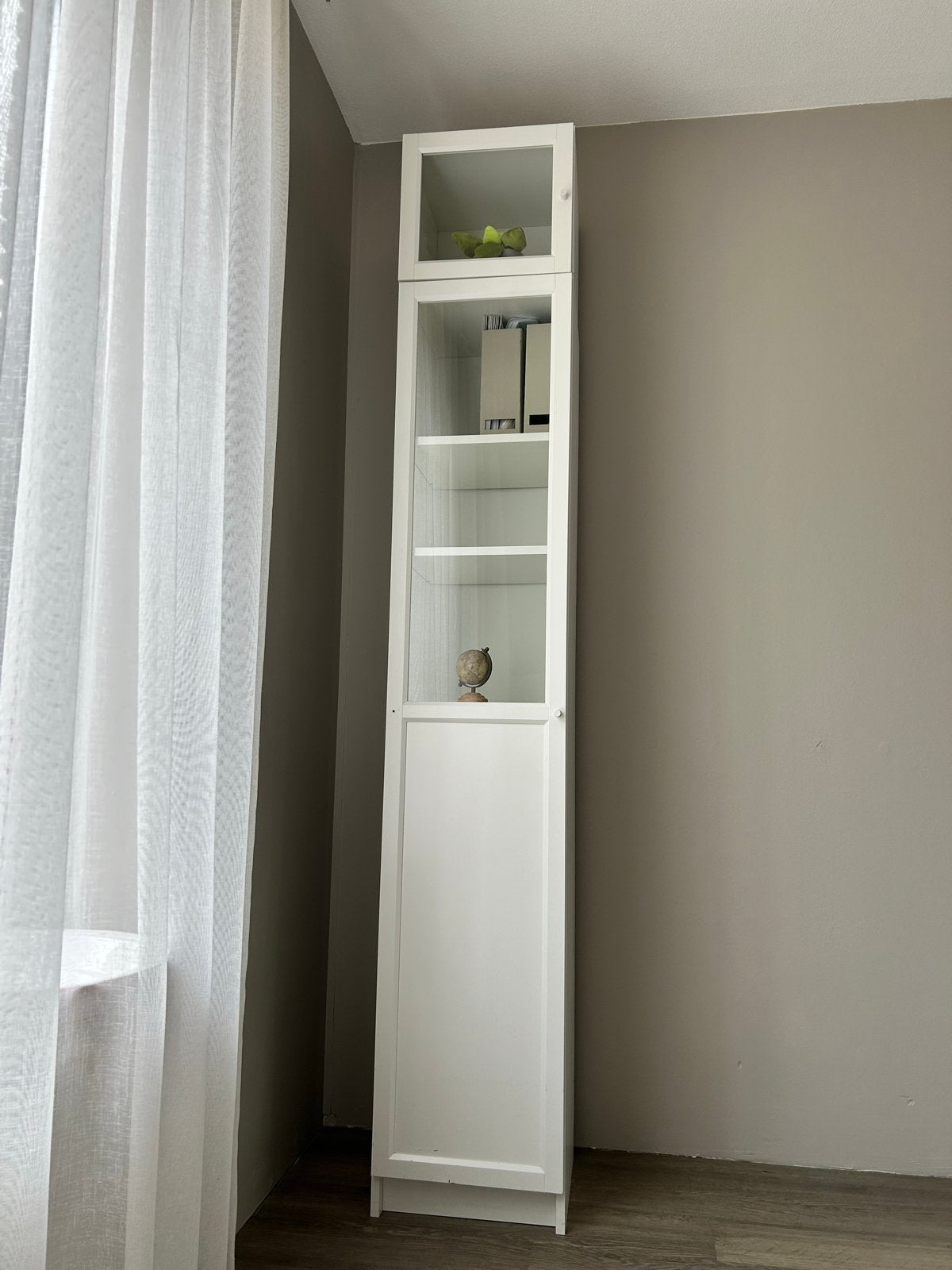 Witte hoge kast met glazen deuren (Billy IKEA), Minder dan 50 cm, Gebruikt, 200 cm of meer, Ophalen of Verzenden