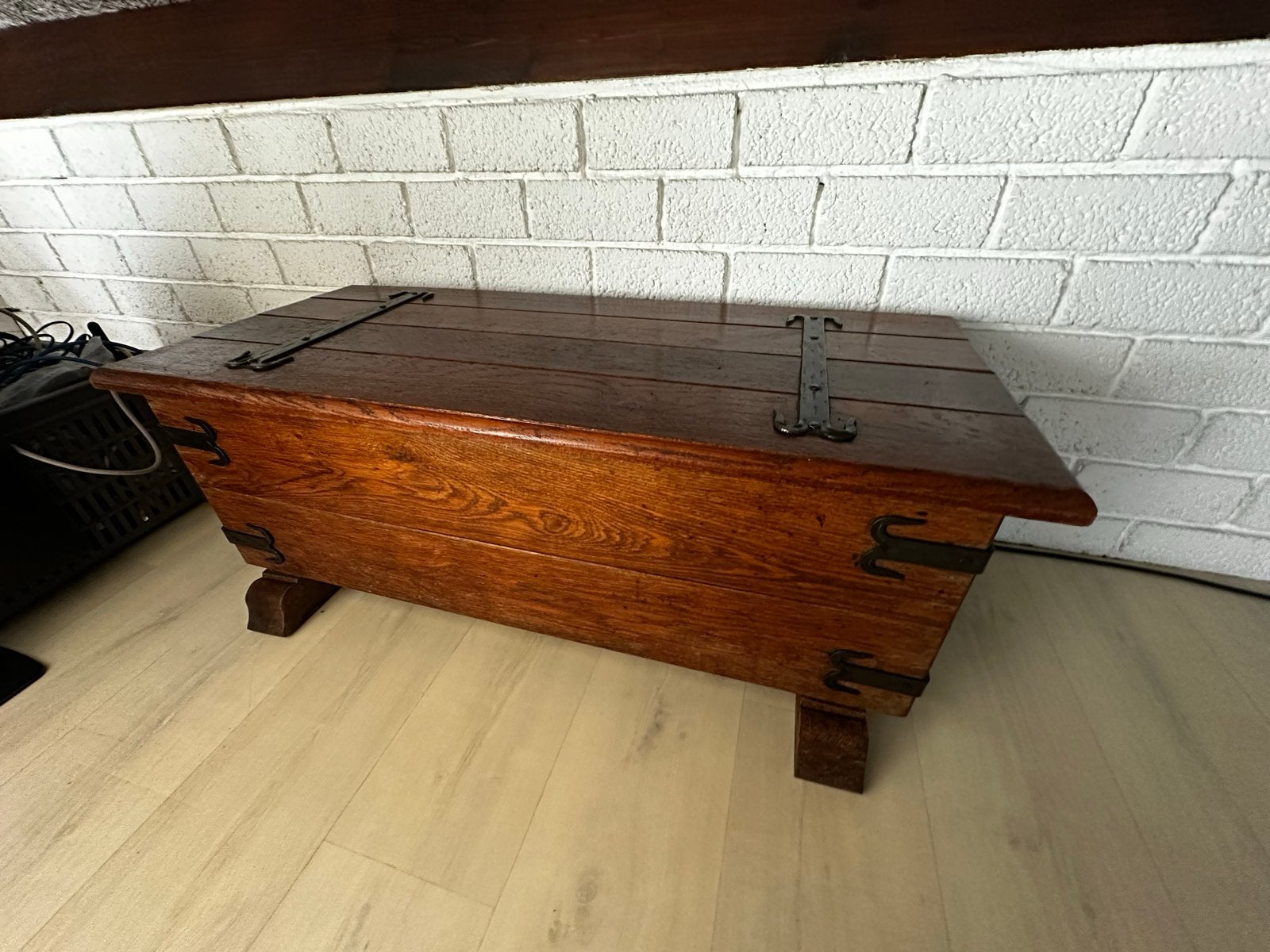 Houten dekenkist met smeedijzeren beslag, Ophalen