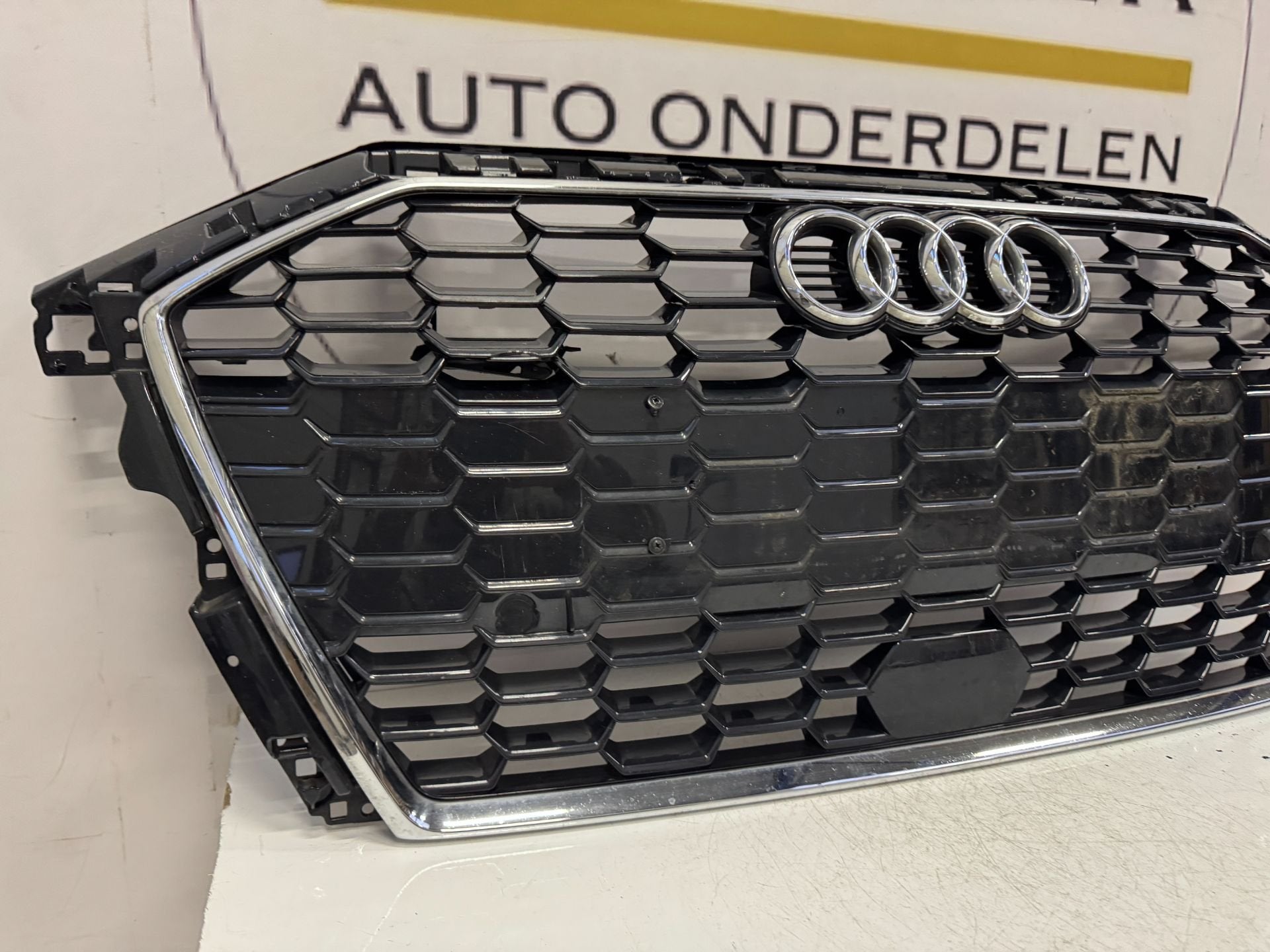 AUDI A3 8Y GRIL GRILLE ORIGINEEL 8Y0853651A 2019-, Auto-onderdelen, Gebruikt, Voor, AUDI AG, Auto-Union-Strasse 1
85045  Ingolstadt, DE