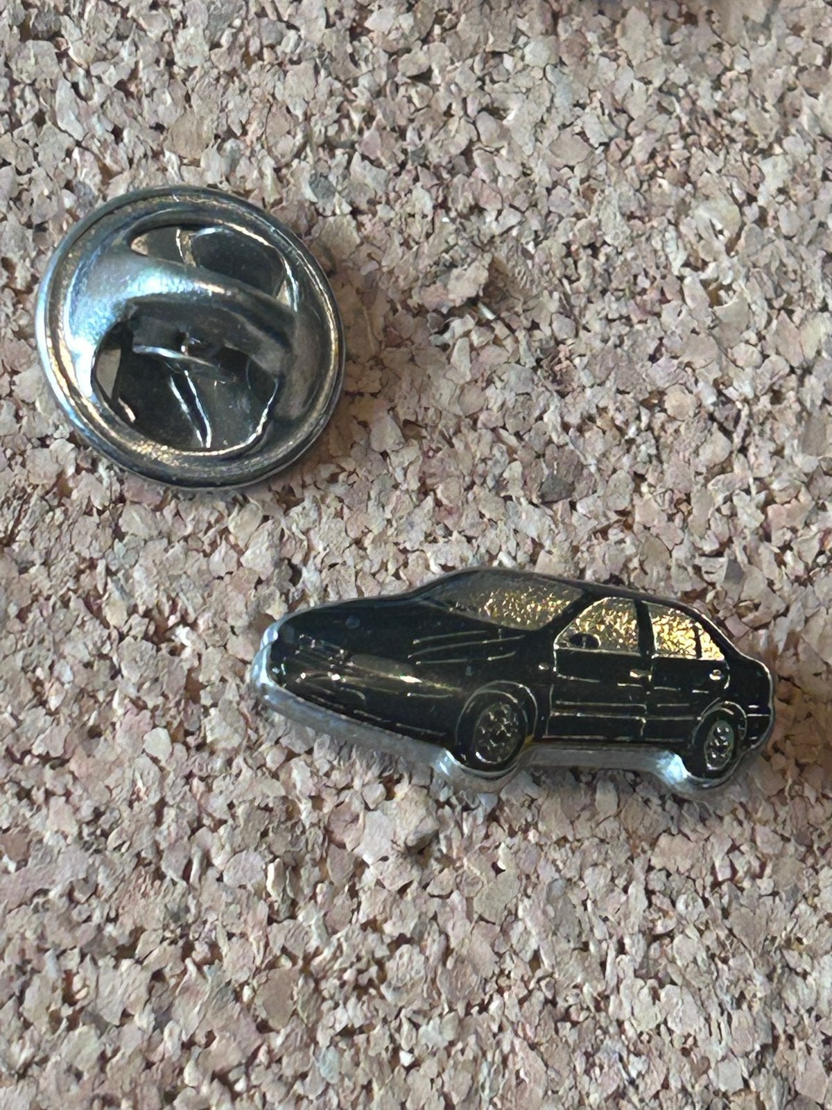 Zwarte auto  volvo - Pin met auto design, Ophalen of Verzenden, Zo goed als nieuw, Transport, Speldje of Pin