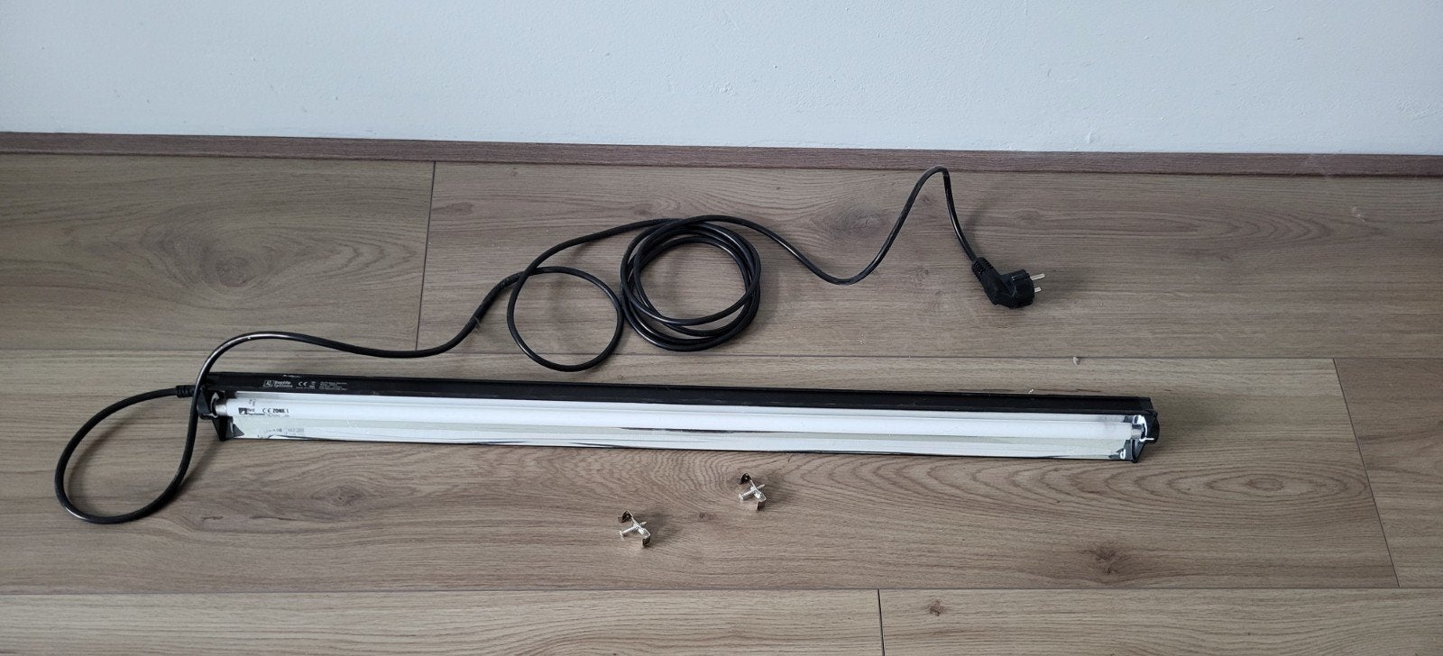 UV-B Lamp inclusief Armatuur en Ophangbeugels (vogels/reptie