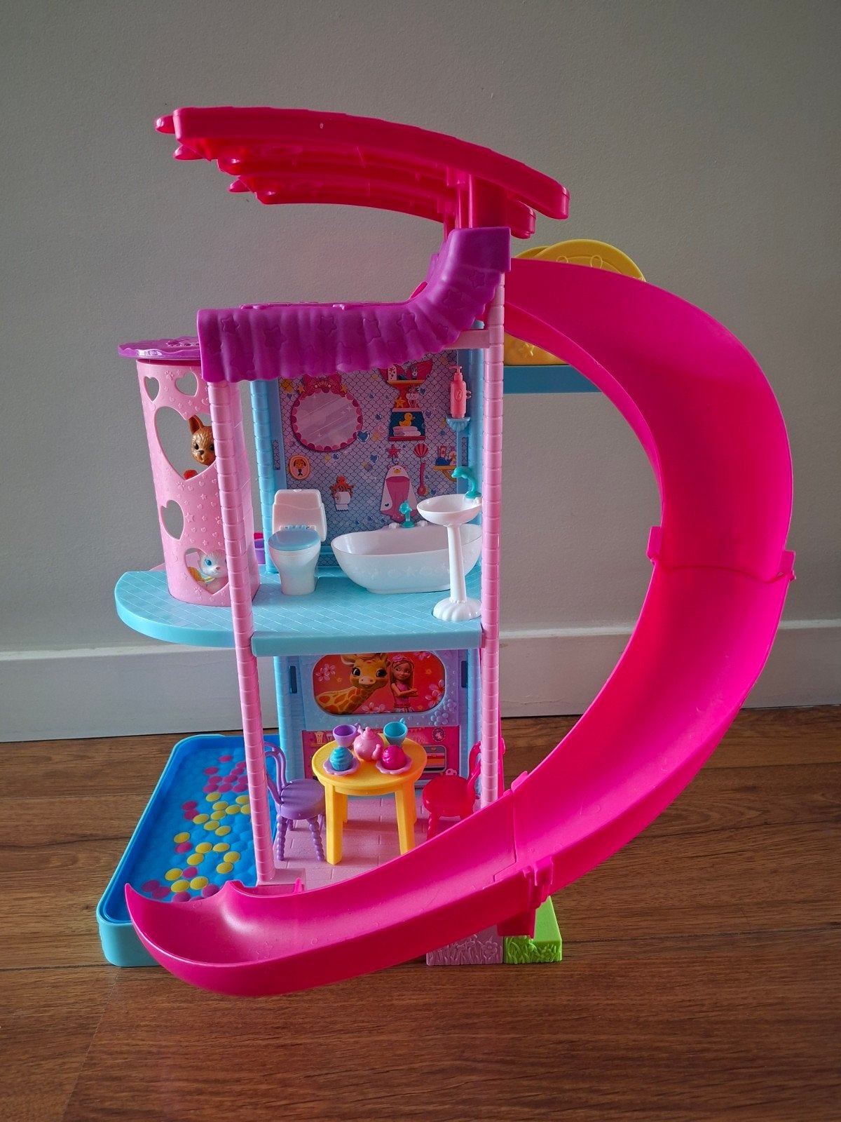 Barbie Chelsea Speelhuis met glijbaan en accessoires, Ophalen of Verzenden, Gebruikt, Poppenhuis