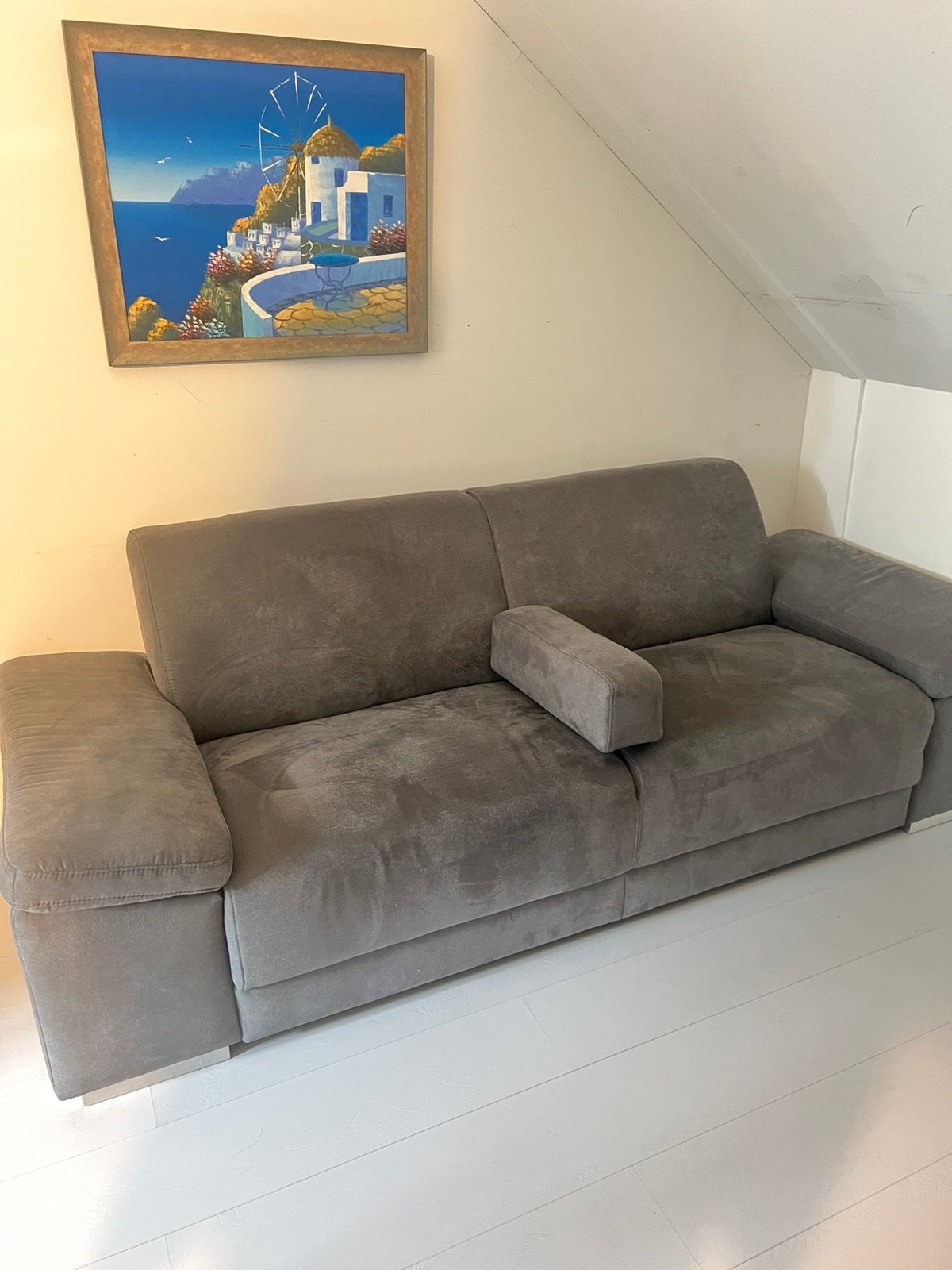 Luxe grijze suède bank, zo goed als nieuw, Huis en Inrichting, Banken | Bankstellen, Ophalen, Zo goed als nieuw, 75 tot 100 cm