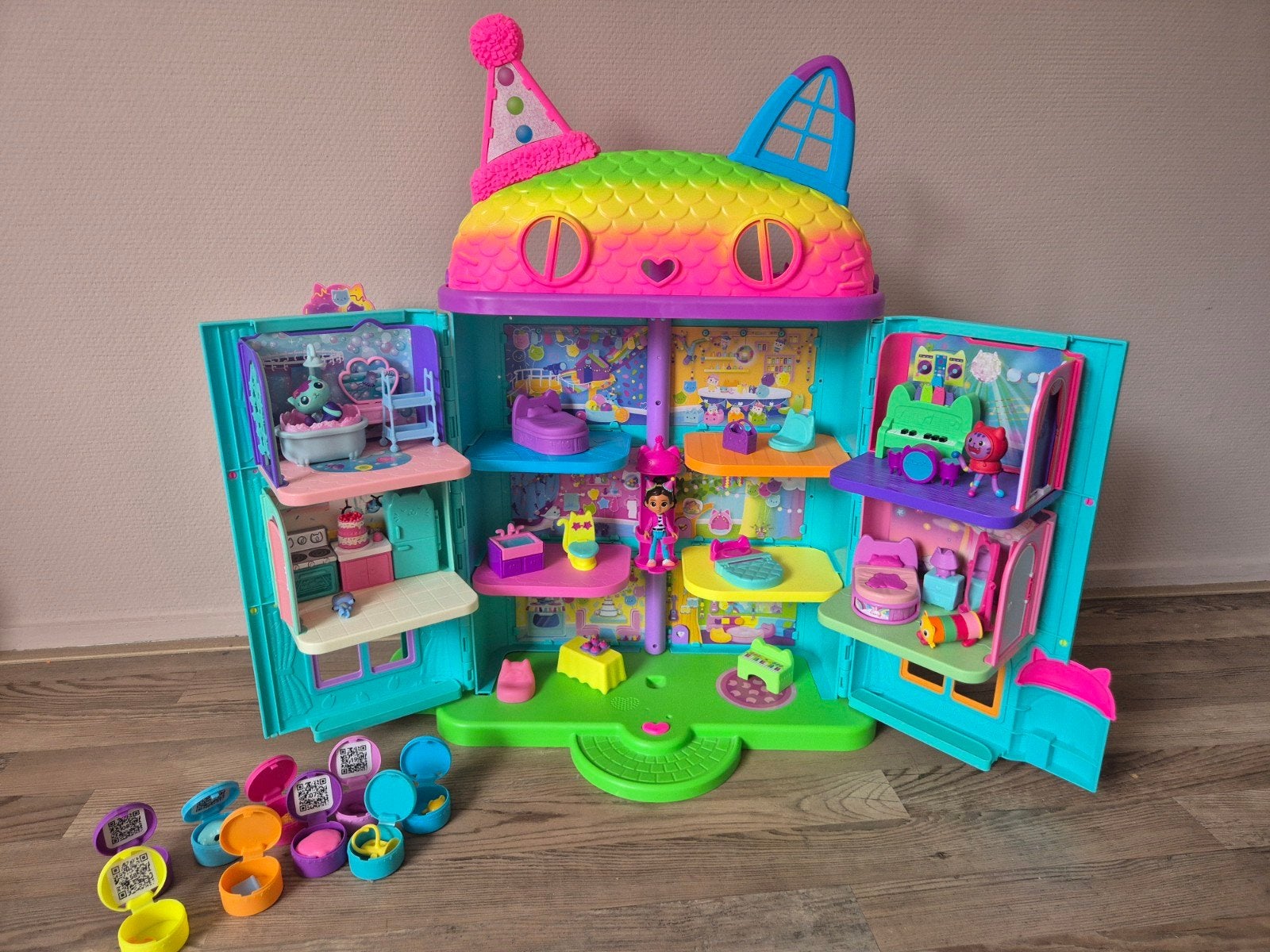 Gabby Dollhouse Regenboog Huis + 4 kamers, Ophalen of Verzenden, Zo goed als nieuw, Poppenhuis
