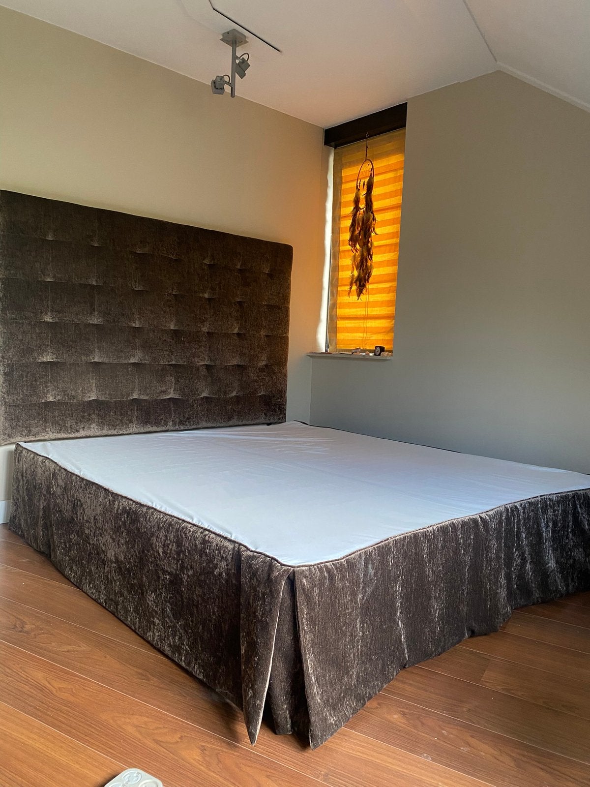 Luxe volledig gestoffeerd bed in donkerbruin crushed velours, Huis en Inrichting, Slaapkamer | Bedden, Ophalen, Tweepersoons, Zo goed als nieuw