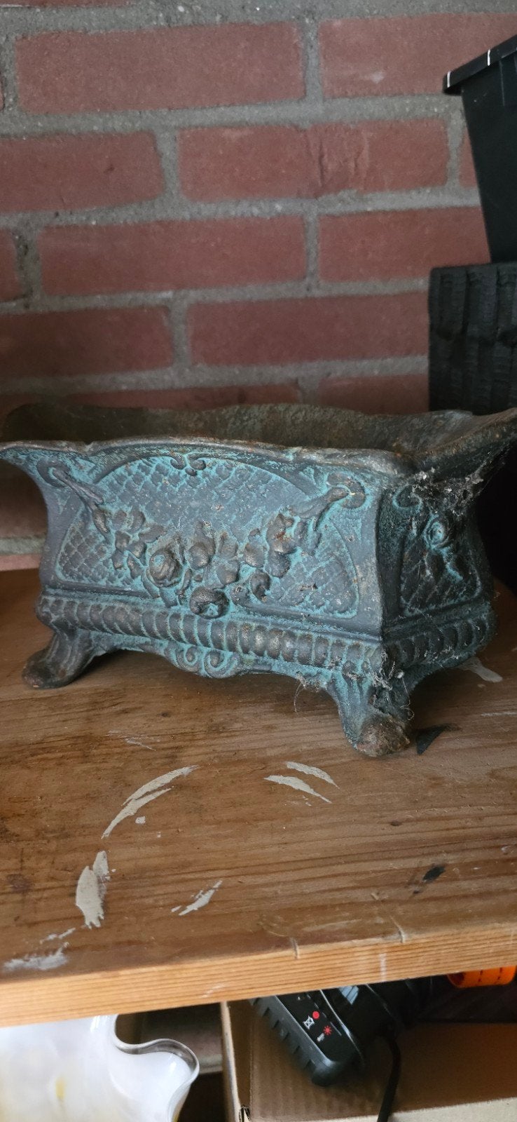 Antieke gietijzeren plantenbak met patina, Ophalen of Verzenden