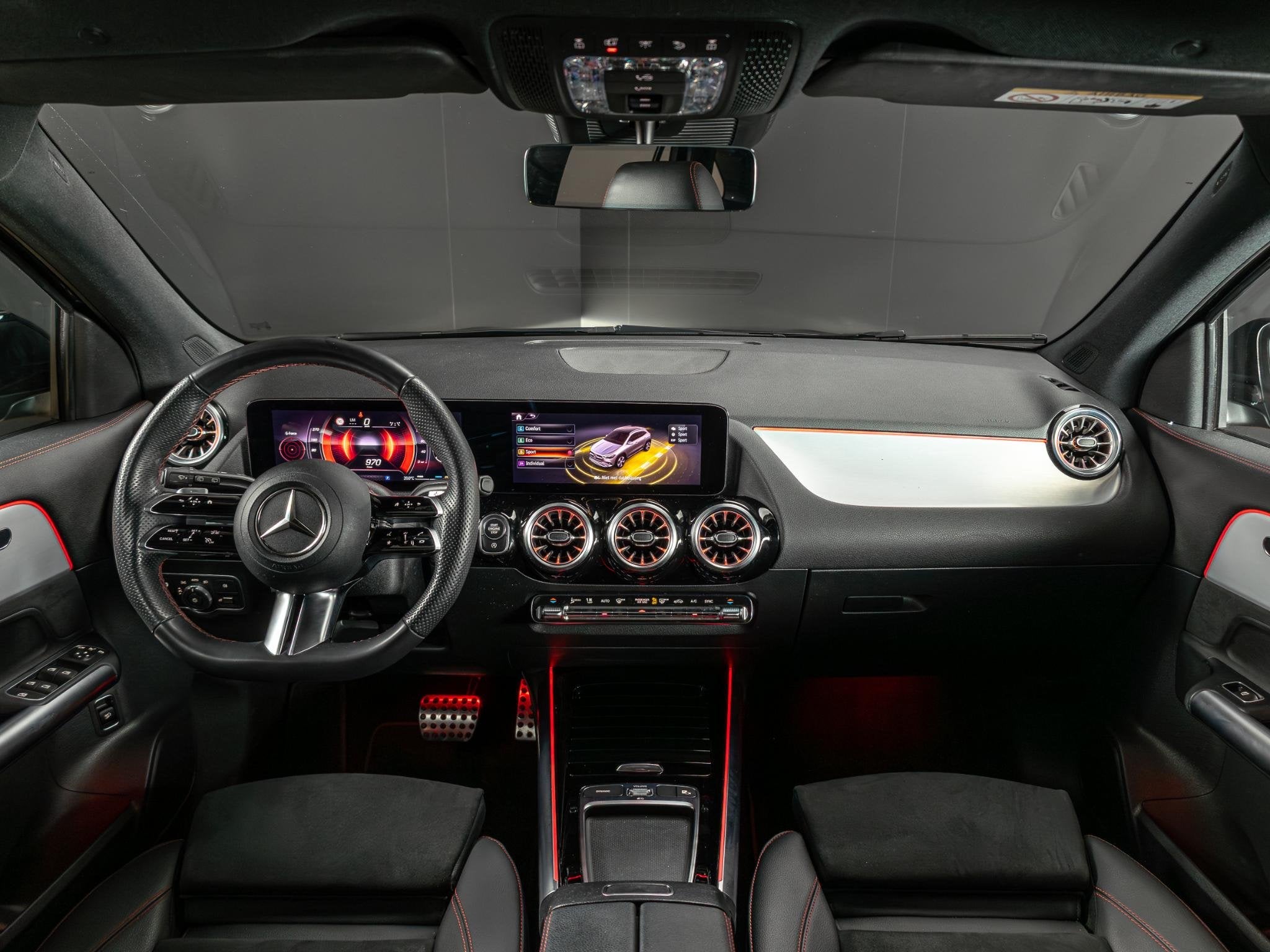 Mercedes-Benz GLA 180 AMG Line Panorama dak | Trekhaak, Auto's, Gebruikt, 4 cilinders, Zwart, Origineel Nederlands