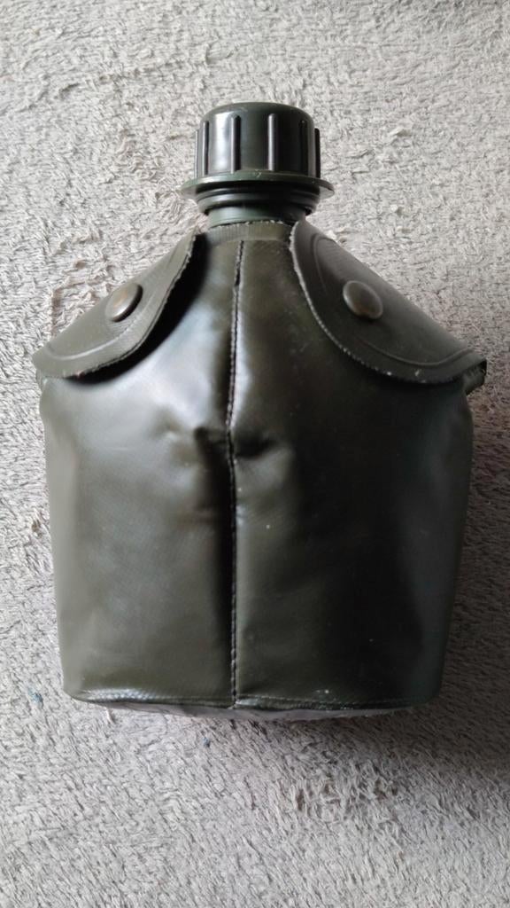 Veldfles (KL 92) met stalen mok (KMS 79) en hoes - KMD 79, Verzamelen, Ophalen of Verzenden, Landmacht, Nederland, Overige typen