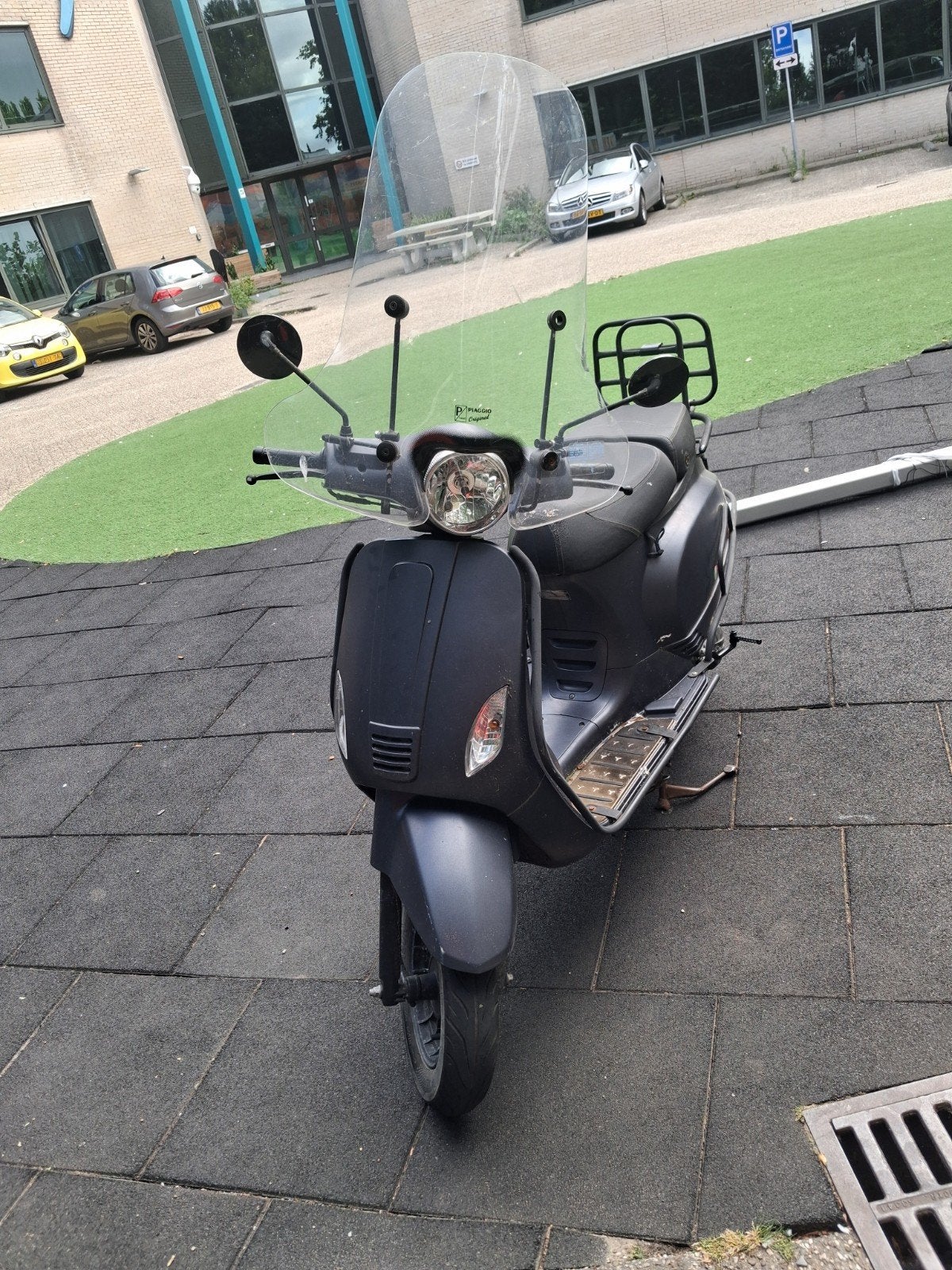 Zwarte Vespa look-a-like scooter met windscherm, Ophalen of Verzenden, Gebruikt, Overige typen, Overige merken