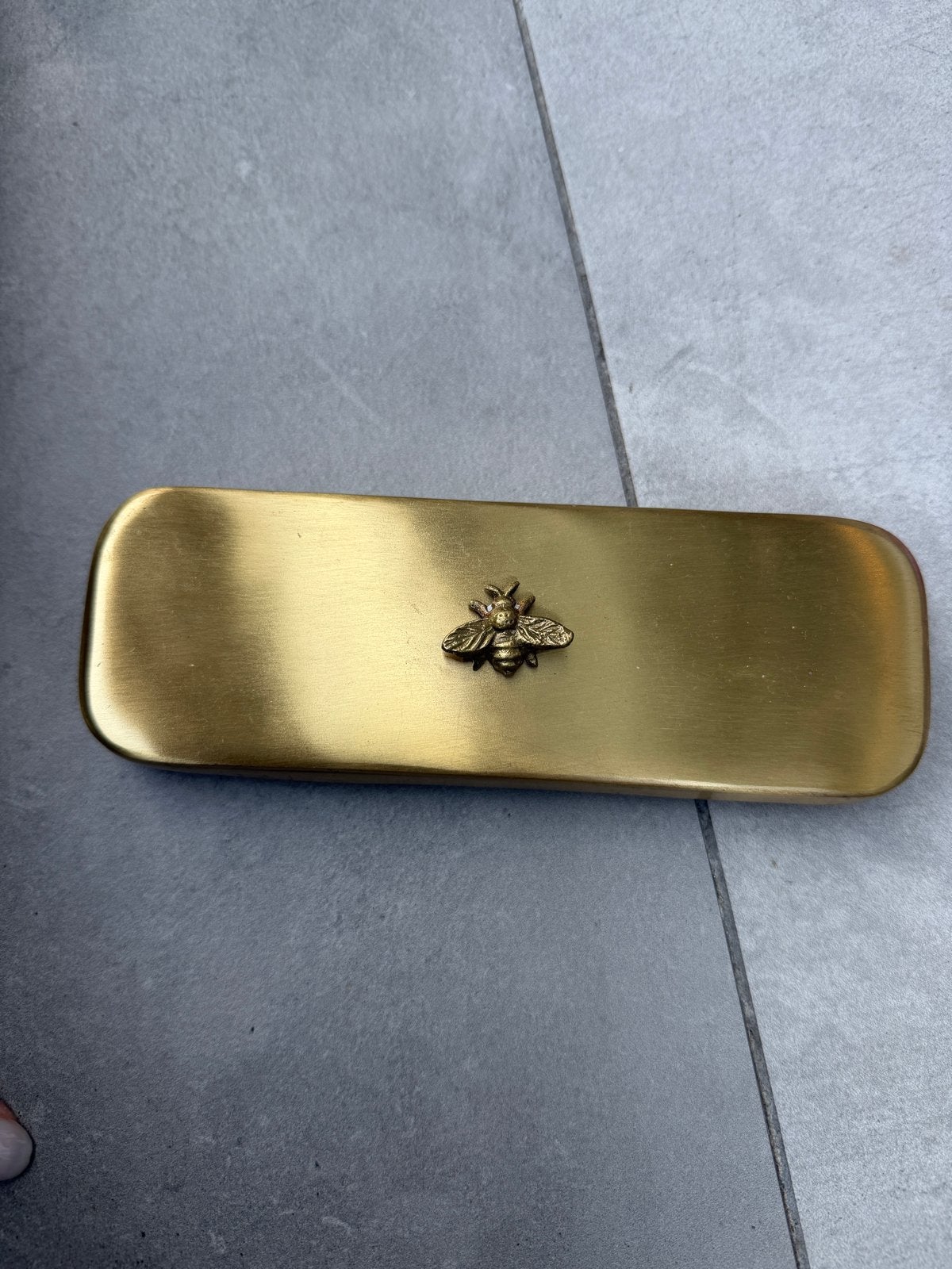 Gouden doosje met bij, fluwelen binnenkant - sissyboy, Ophalen, Klassiek, Zo goed als nieuw, Goud