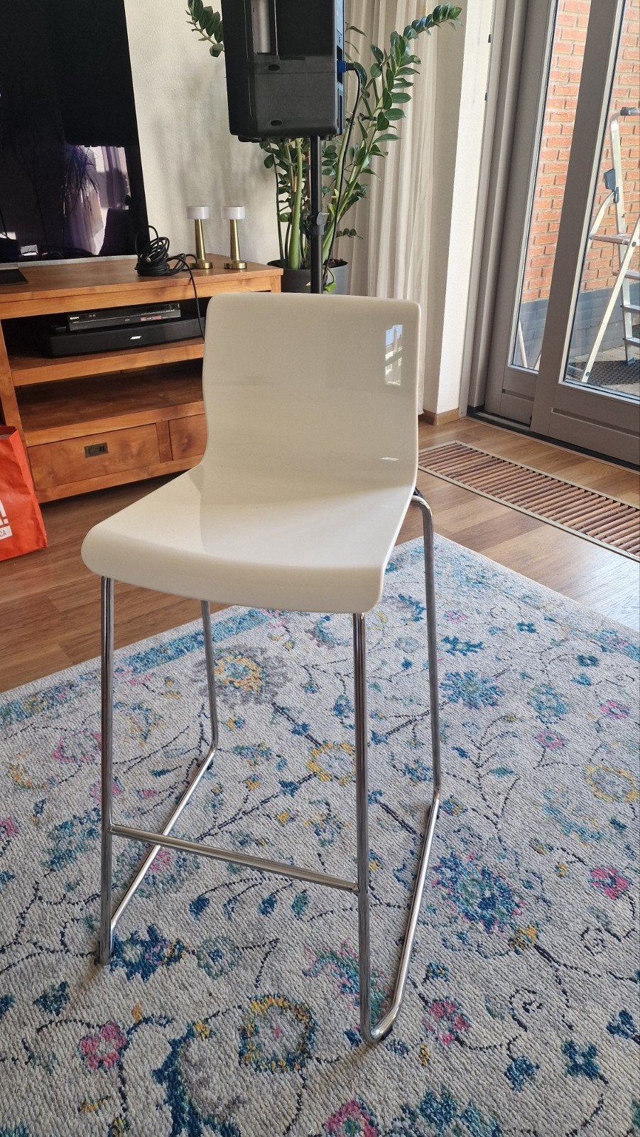 Witte barkruk met metalen onderstel, Huis en Inrichting, Ophalen, Kunststof, Met voetsteun, Zo goed als nieuw