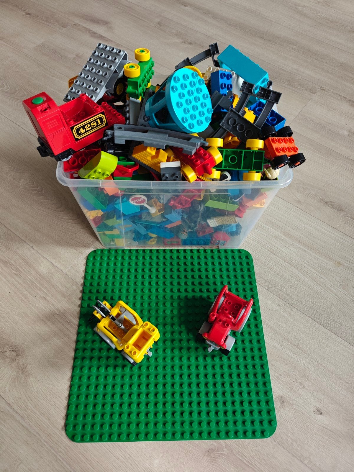 Grote bak Duplo met trein, tractor, vliegtuig en grondplaat, Ophalen, Gebruikt, Duplo