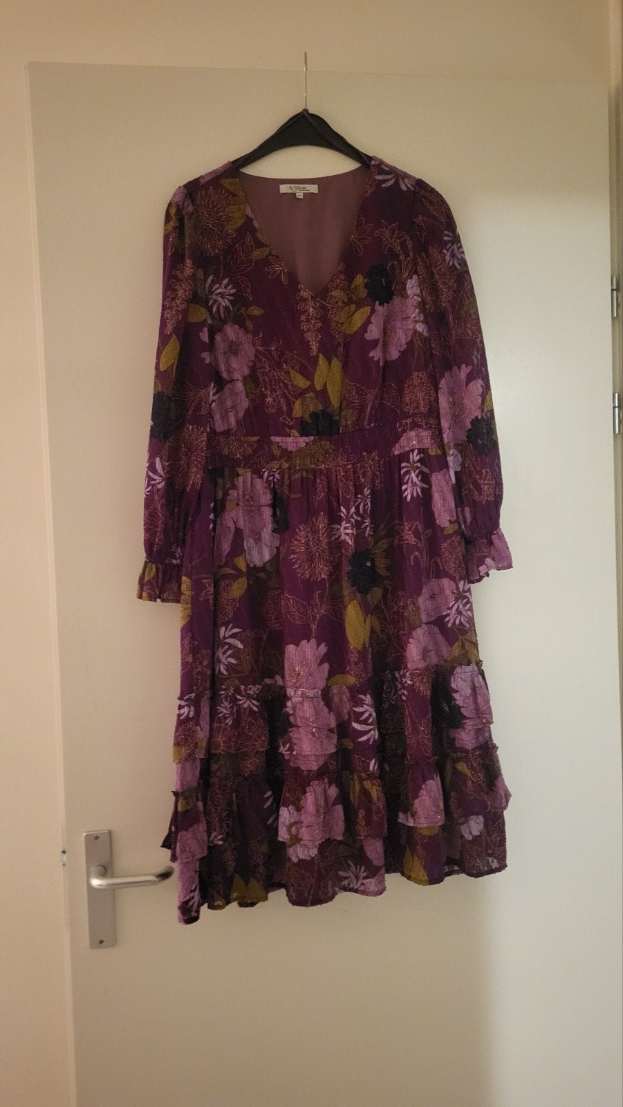 Paarse bloemenjurk met lange mouwen Miljuschka mt 44, Kleding | Dames, Maat 38/40 (M), Paars, Ophalen of Verzenden, Knielengte