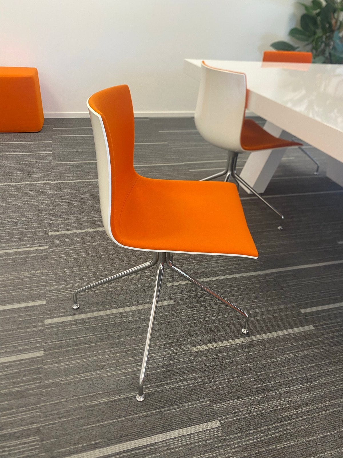 Set van 5 Arper Catina 46 stoelen - Wit/Oranje, Huis en Inrichting, Stoelen, Ophalen, Gebruikt, Overige kleuren, Metaal