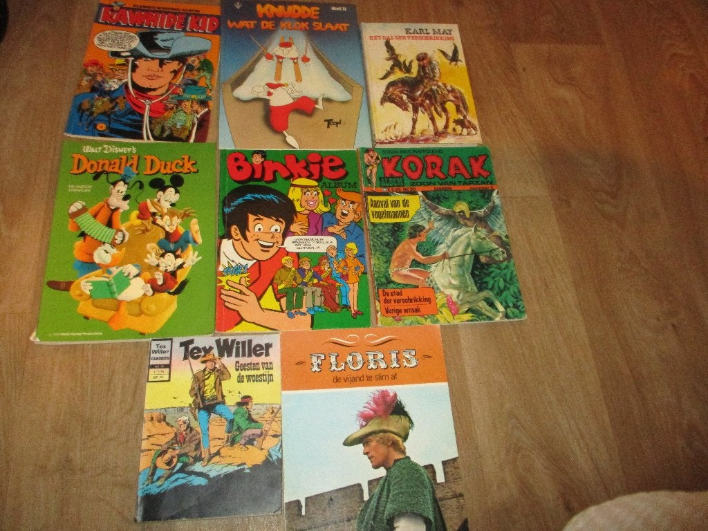 8 strips stripboeken oud oa Floris Korak Tex Willer Karl May, Meerdere stripboeken, Ophalen of Verzenden, Gelezen