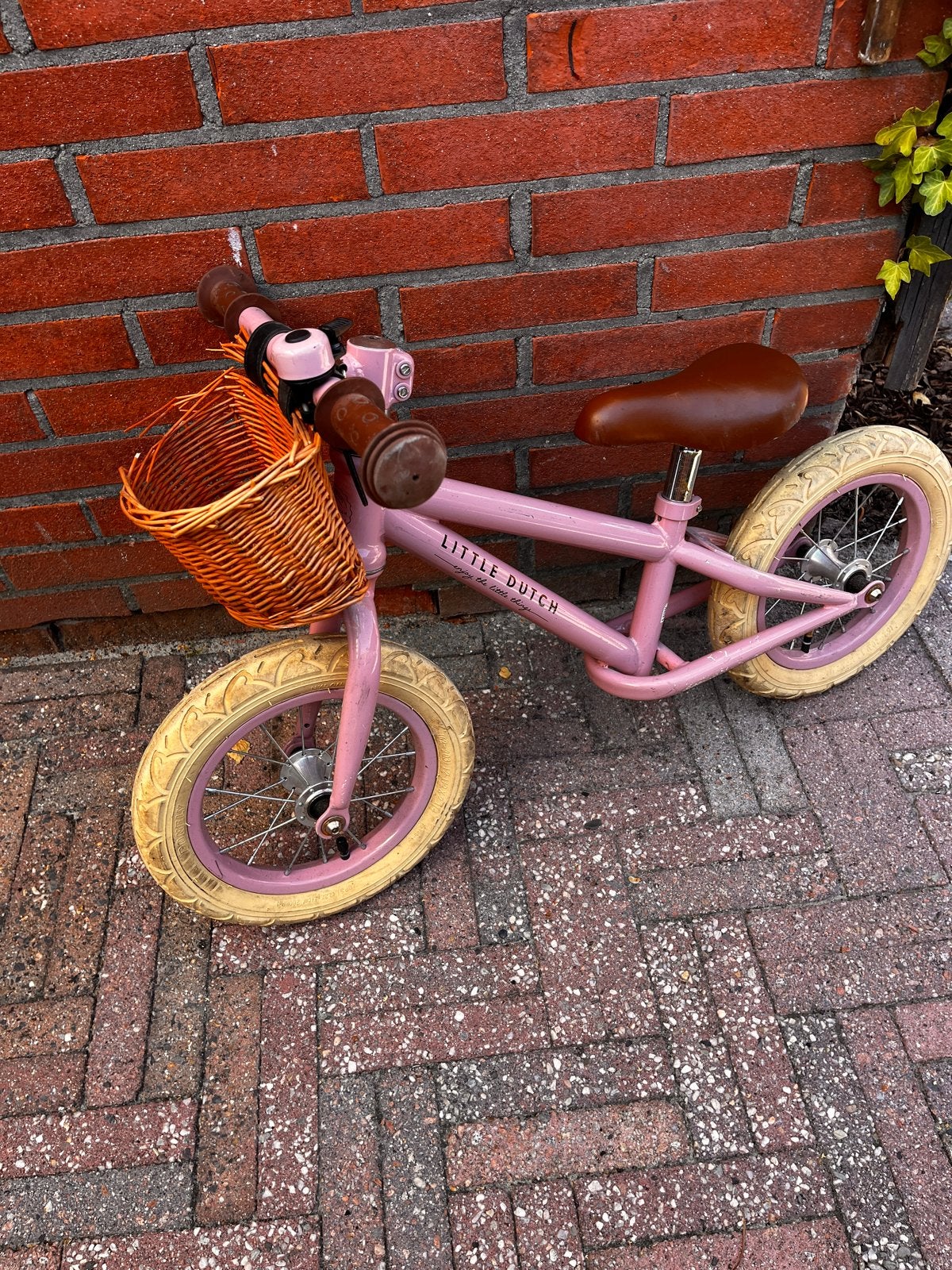 Little Dutch loopfietsje roze met mandje, Ophalen, Gebruikt, Minder dan 16 inch