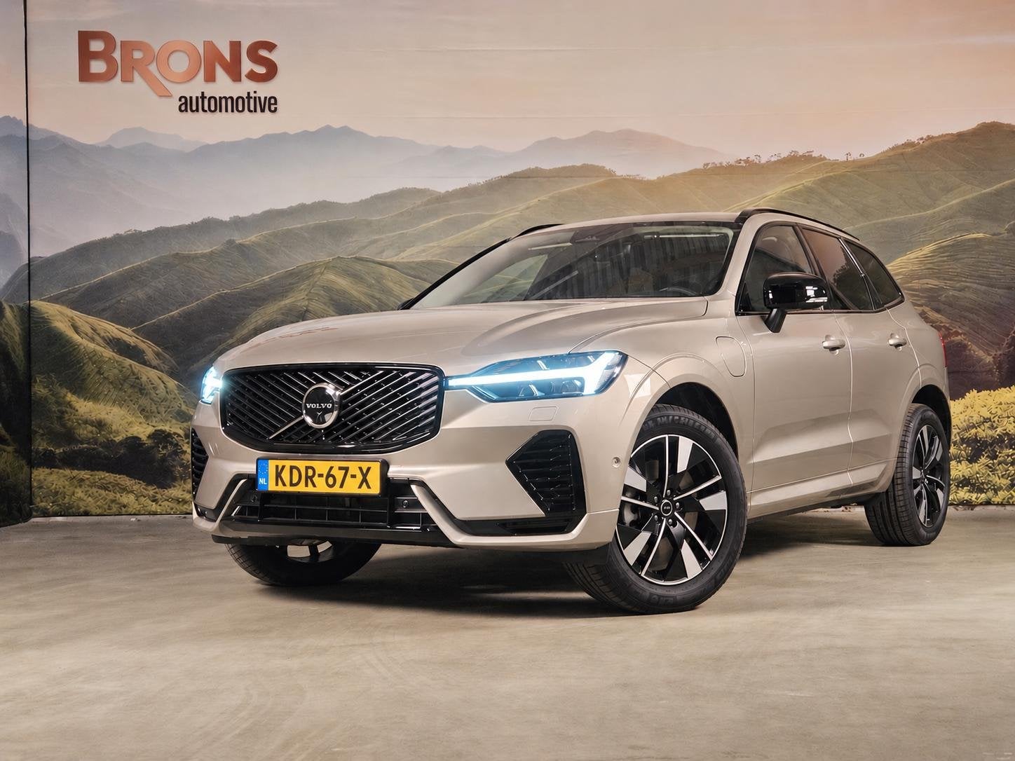 Volvo XC60 2.0 T8 Plug-in hybrid AWD Plus Dark Facelift mode, Auto's, Automaat, Gebruikt, Euro 6, 4 cilinders