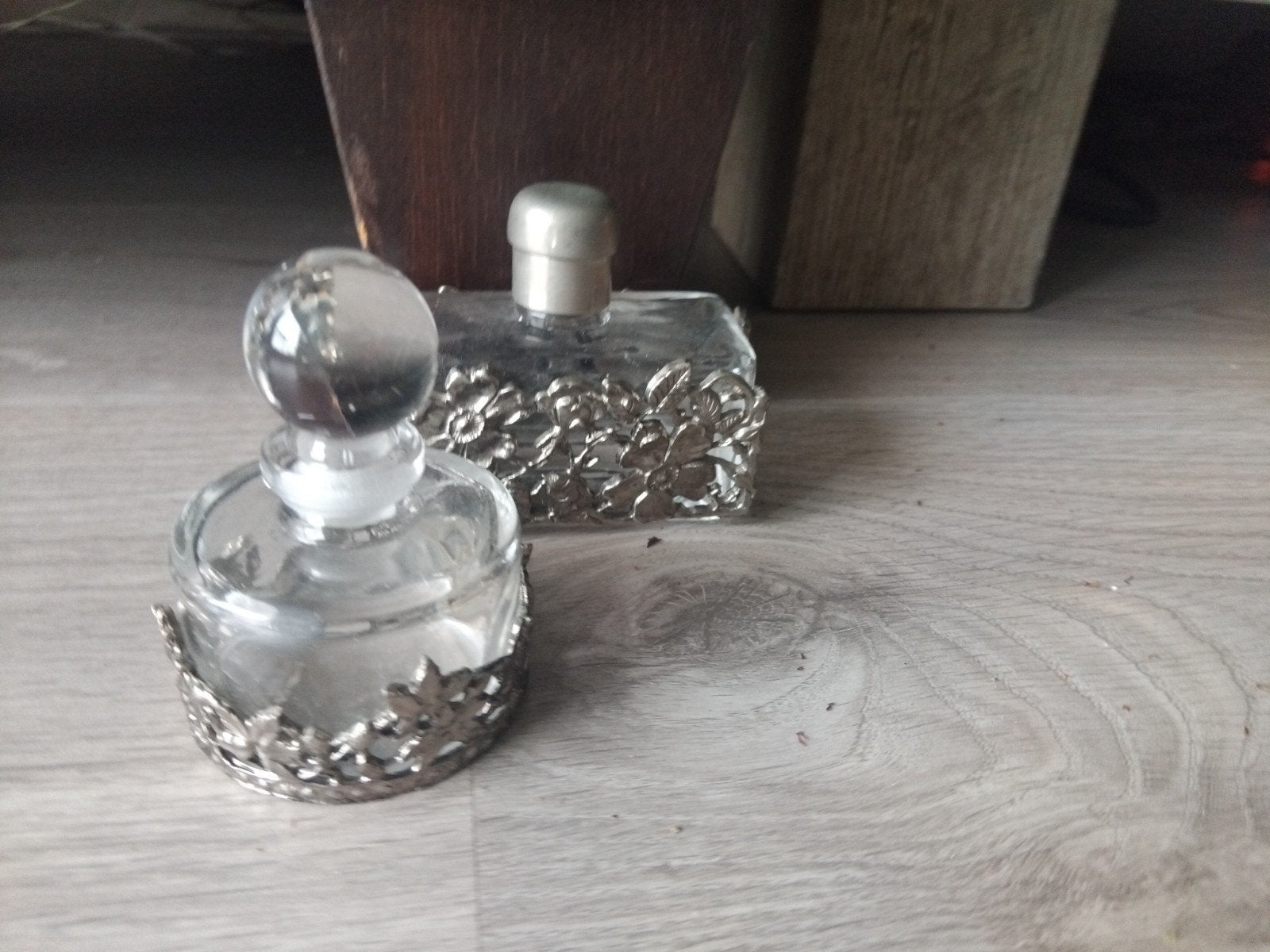 Antieke parfumflesjes met zilveren decoratie, Ophalen of Verzenden