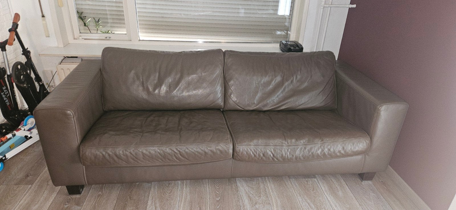 Leren 3-zitsbank taupe – Bijenkorf – echt leer – 217 cm, Huis en Inrichting, Banken | Bankstellen, Ophalen, Gebruikt, Driepersoons