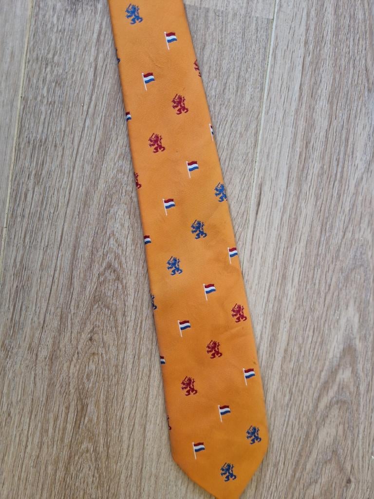 Oranje stropdas met Nederlandse leeuw en vlaggen, Kleding | Heren, Stropdassen, Onbekend, Oranje, Ophalen of Verzenden, Met patroon