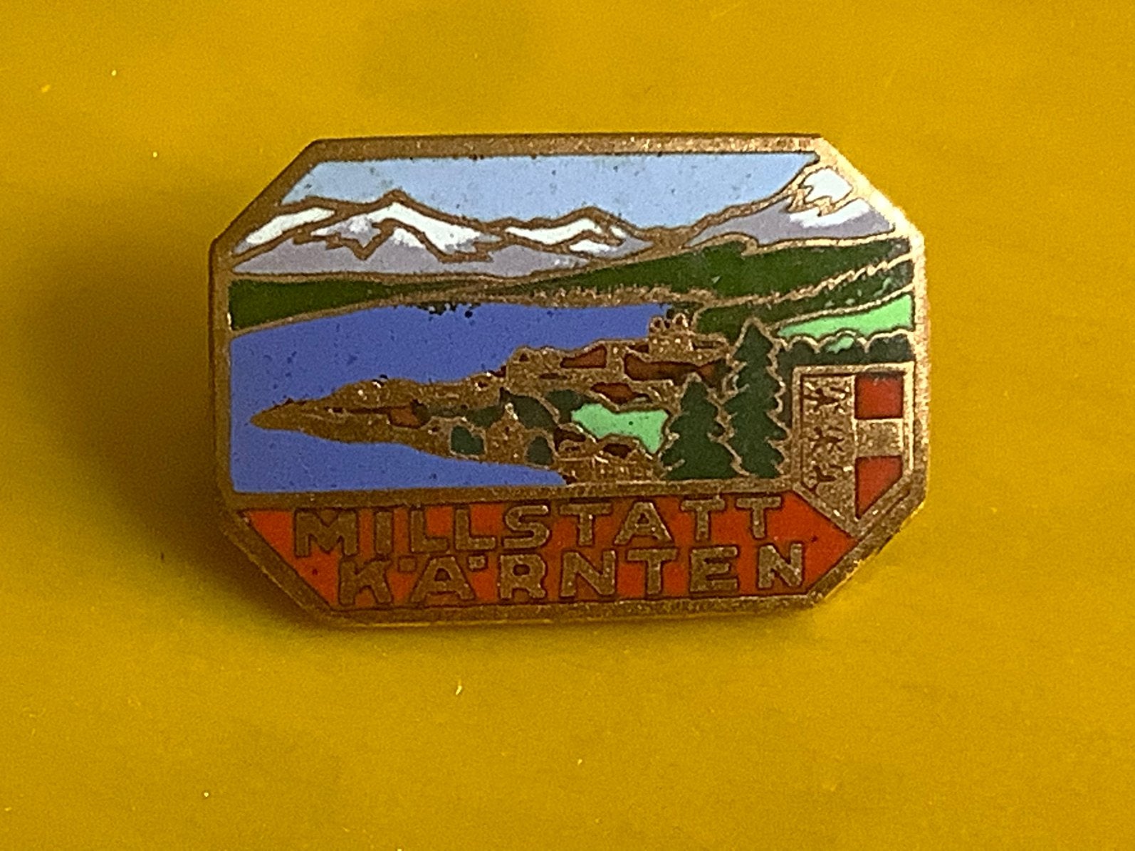 Oude emaille broche speldje Millstatt Kärnten Oostenrijk, Verzamelen, Ophalen of Verzenden, Gebruikt, Stad of Land, Speldje of Pin