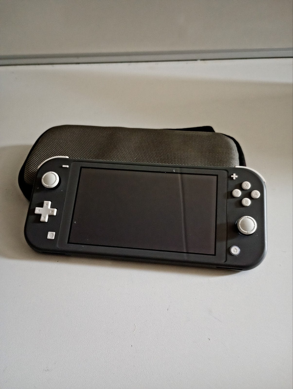 Nintendo Switch Lite - Grijs met beschermhoes, Spelcomputers en Games, Nintendo, Grijs, Met beschermhoes of tas, Zo goed als nieuw