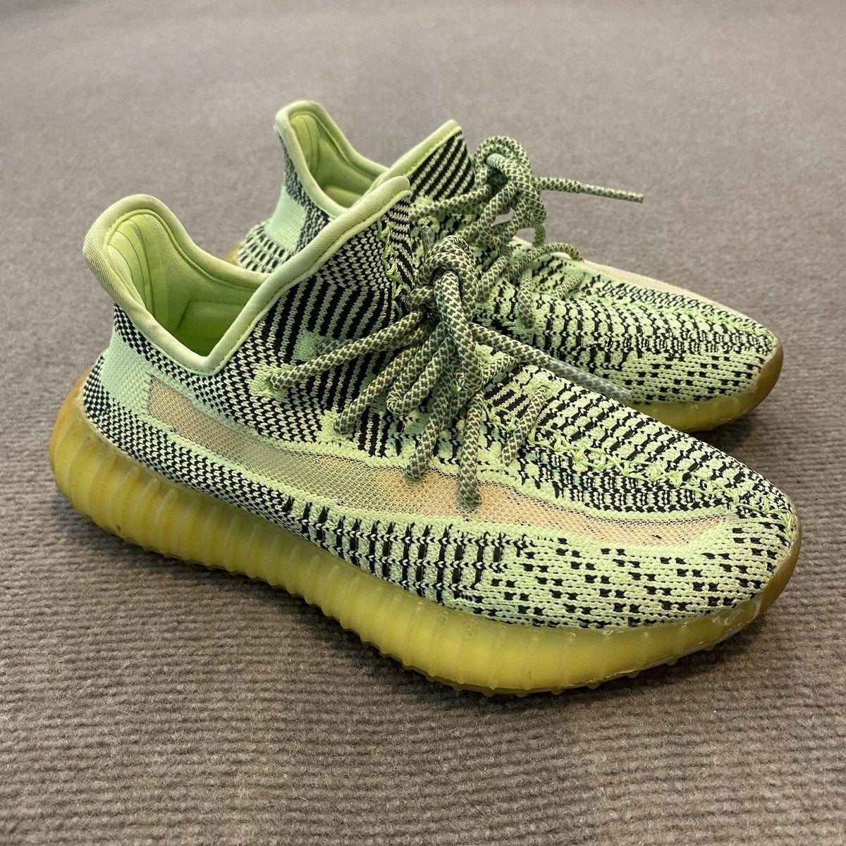 Adidas Yeezy Boost 350 V2 Semi Frozen Yellow, Ophalen of Verzenden, Gedragen, Overige kleuren, Sneakers of Gympen
