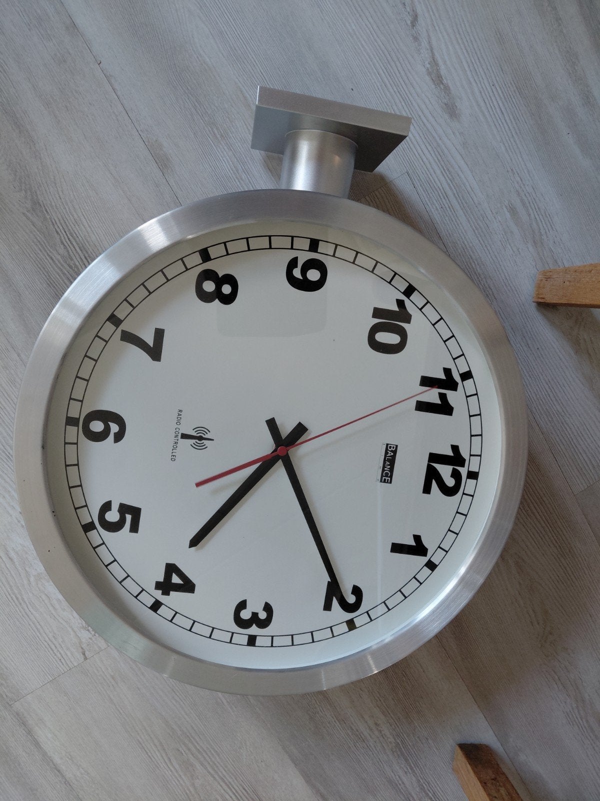 balance radio controlled stationklok 38x38 cm, Ophalen, Analoog, Retro, Zilver