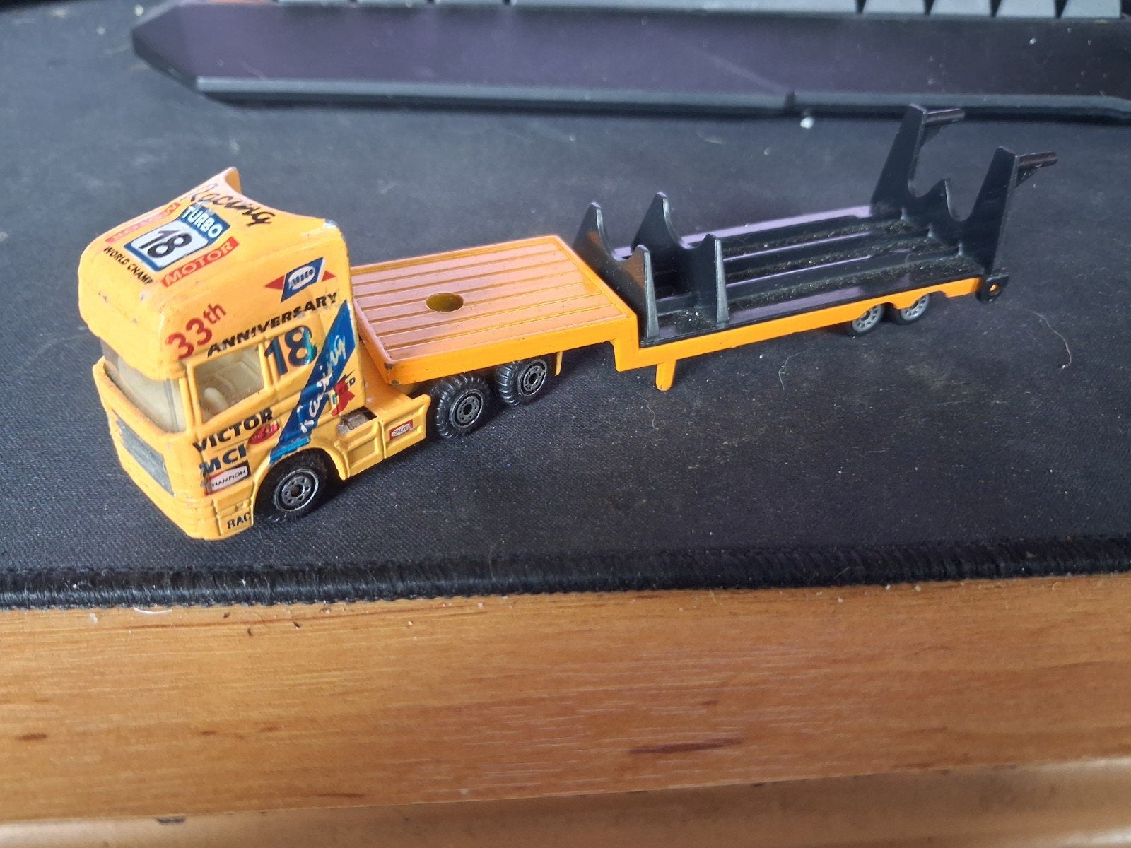 Matchbox vrachtwagen met oplegger - 33th Anniversary, Ophalen of Verzenden, Gebruikt