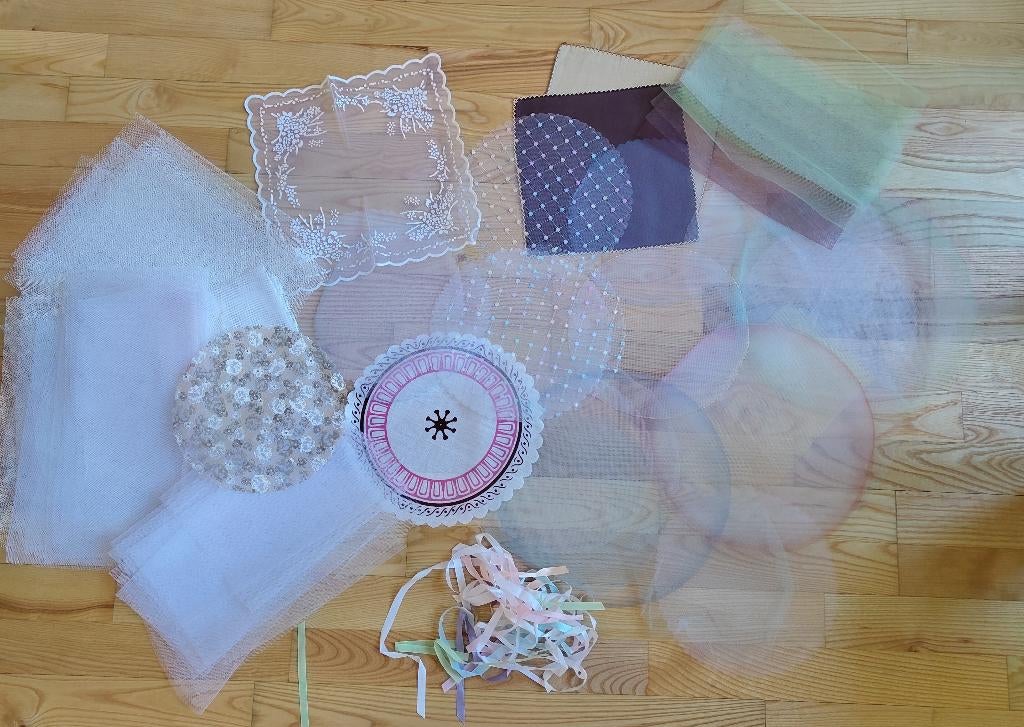 Stof stukken voile en lintjes overschot doopsuiker materiaal, Ophalen of Verzenden, Zo goed als nieuw, Textiel, Knutselmateriaal