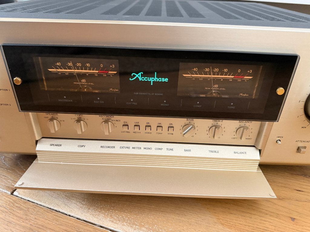 Accuphase E-308 integrated amplifier in zeer mooie staat, Audio, Tv en Foto, Versterkers en Receivers, Zo goed als nieuw, 120 watt of meer